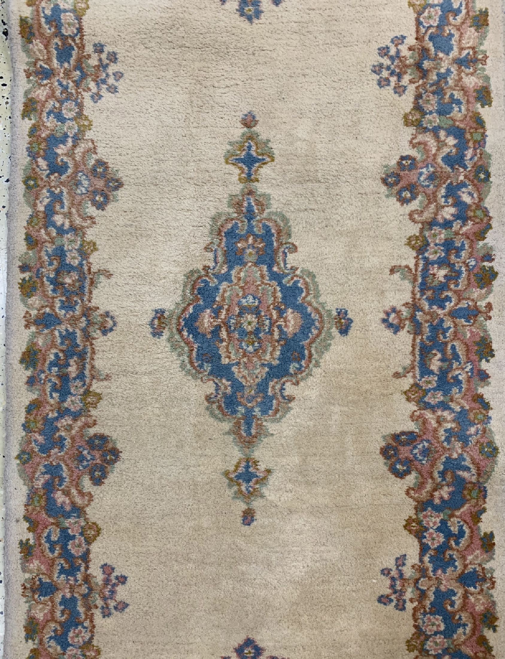 Detail b: Kerman"Galerie", Persien, um 1960, Wolle auf Baumwolle, ca. 610 x 82 cm, EHZ: 1-2