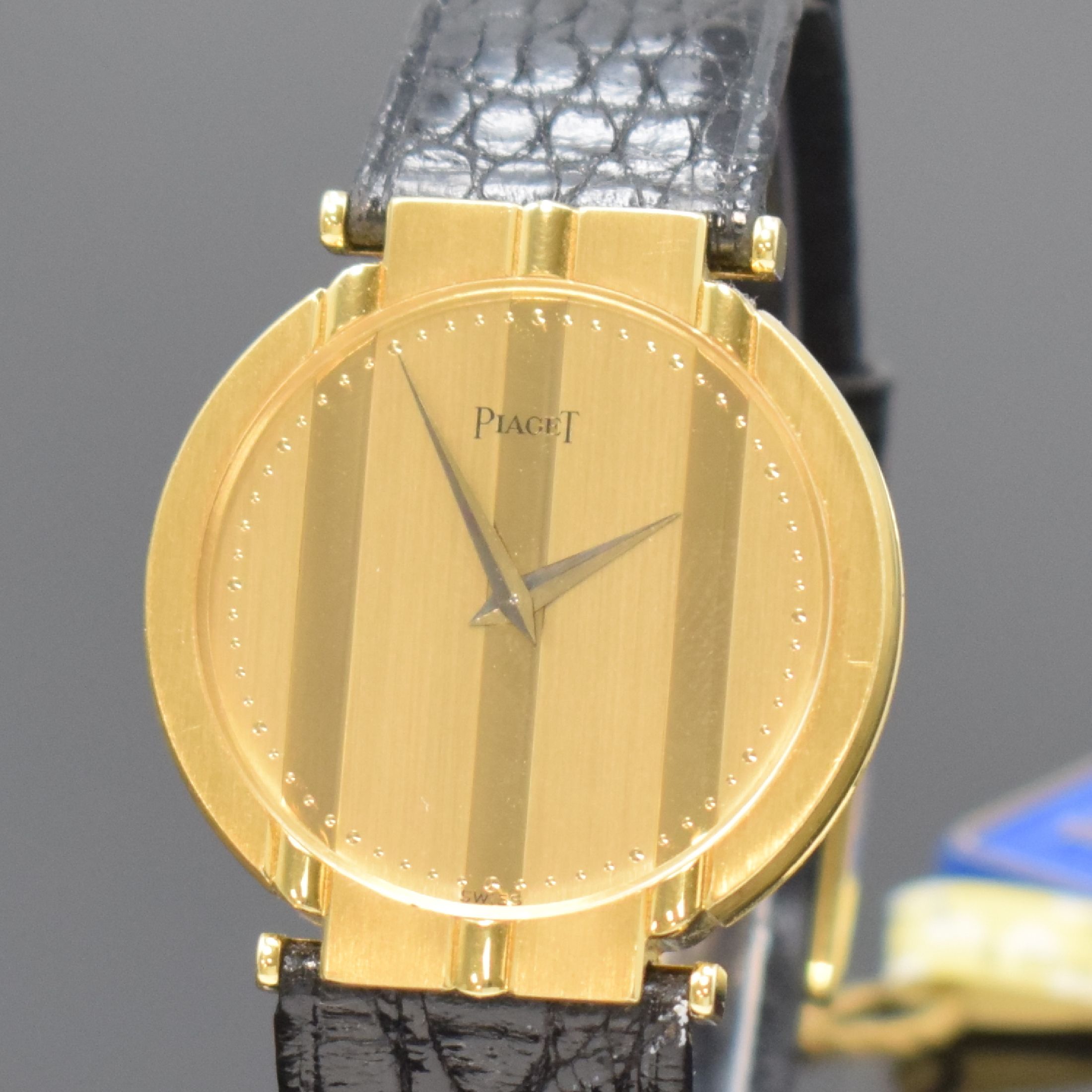 Detail a: PIAGET Polo Armbanduhr in GG 750/000 Referenz 7673, Schweiz um 1990, orig. Lederband m. orig. GG 750/000 Dornschl., Boden 4-fach verschr., quarz, ...