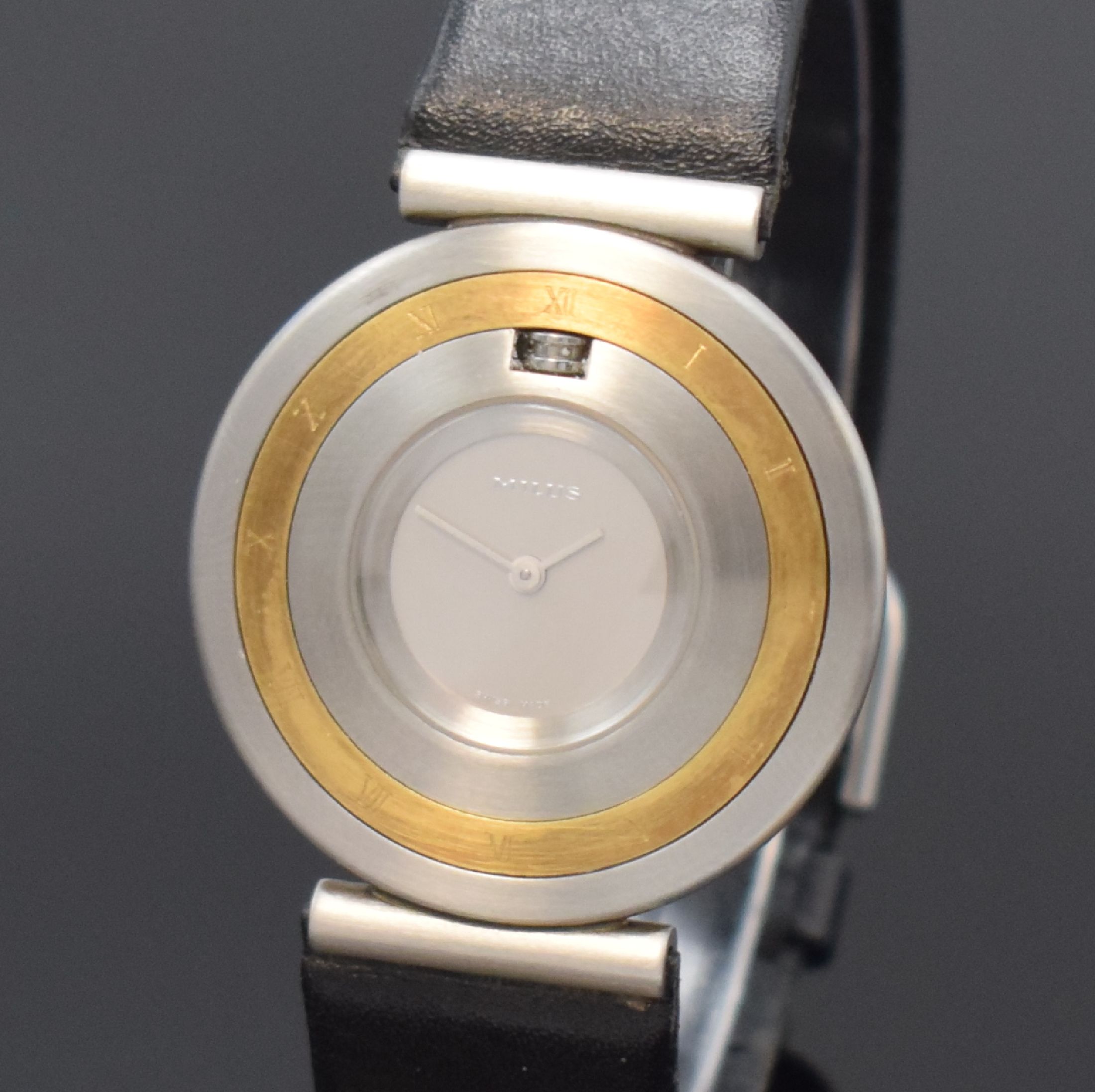 Detail a: MILUS Damenarmbanduhr Far Side design Paul Junod Referenz 340.018, Schweiz um 1995, 3- teil. Wendegehäuse in Edelstahl/Gold komb., Boden verschr., ...