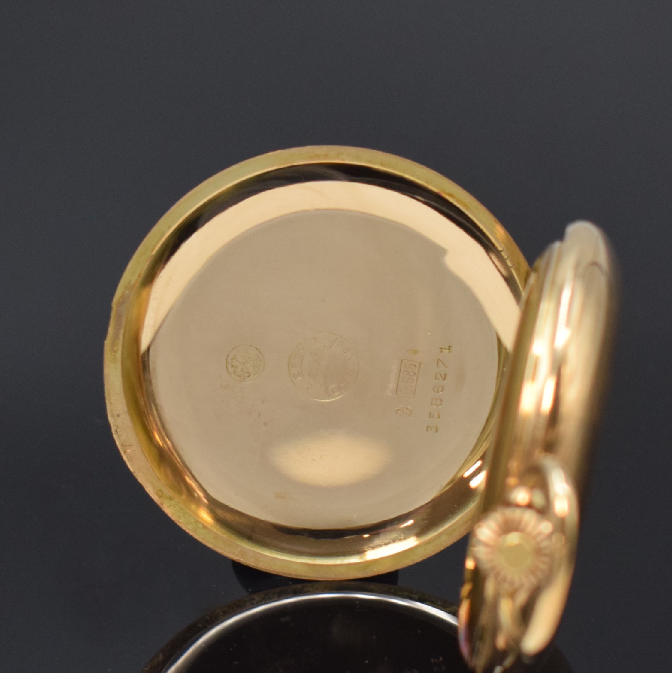 Detail d: LONGINES Herrensavonette in RoseG 585/000, Schweiz um 1920, guill. 2-Deckel Goldgeh. l. dell., Sprungdeckel m. Schmuckmonogramm GK, verg. Cuv. m. ...