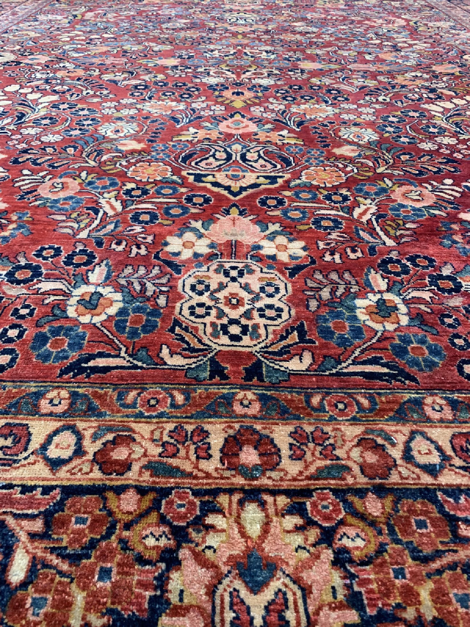 Detail c: Us Re-Import Sarogh, Persien, um 1920, Wolle auf Baumwolle, ca. 350 x 280 cm, EHZ: 2-3