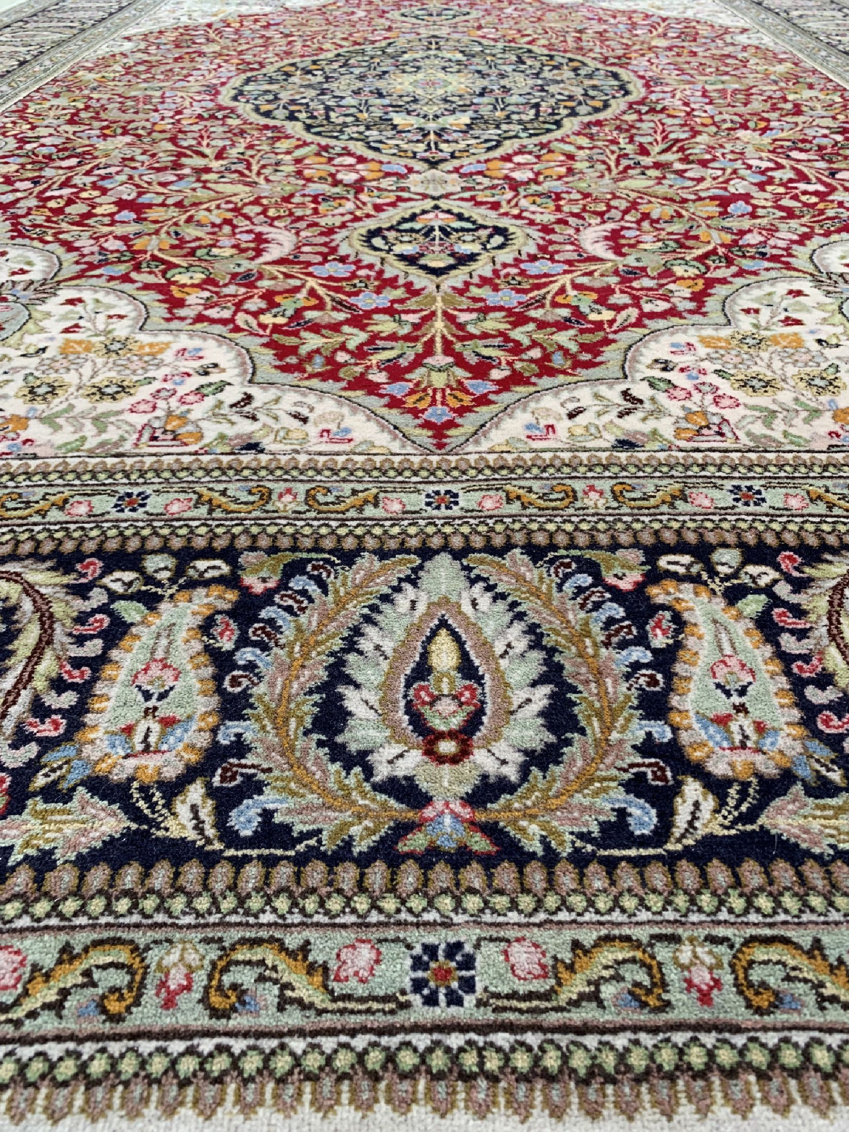 Detail d: Täbriz Tabatabai fein, Persien, ca. 40 Jahre, Korkwolle mit Seide, ca. 277 x 194 cm, EHZ: 1-2