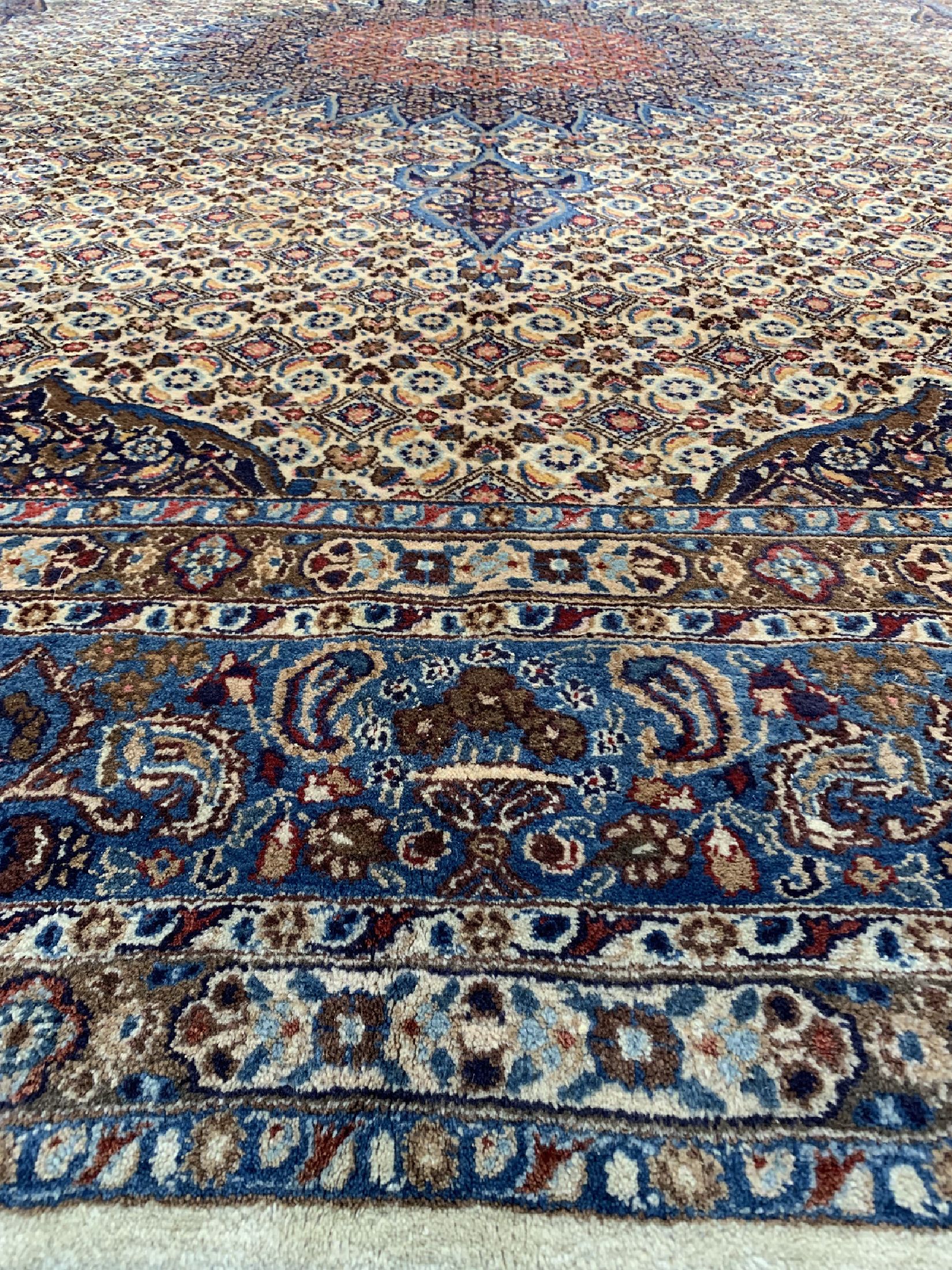 Detail c: Mud, Persien, ca. 50 Jahre, Wolle auf Baumwolle, ca. 403 x 297 cm, Reinigungsbedürftig, EHZ: 2