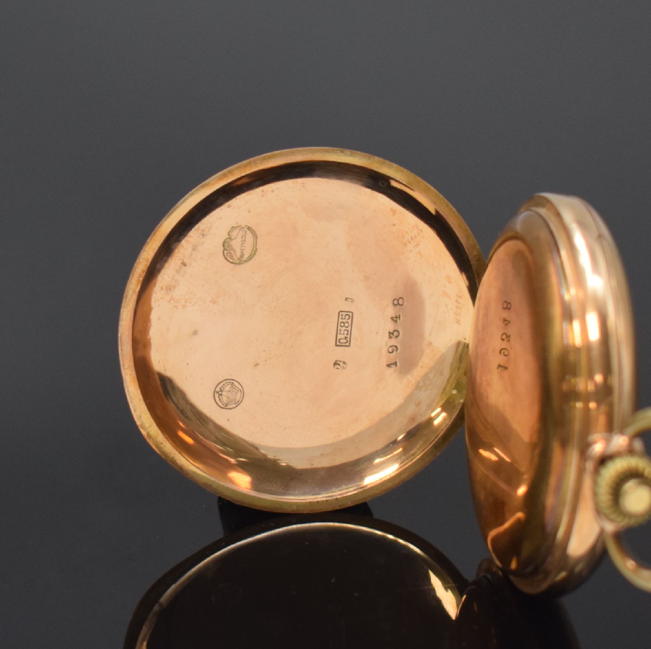 Detail d: RHEINGOLD Herrensavonette in RG 585/000, Schweiz um 1900, glattes 2-Deckel Goldgeh. dell., Sprungdeckel mit Schmuckmonogramm ber., Emailzifferbl. m. ...
