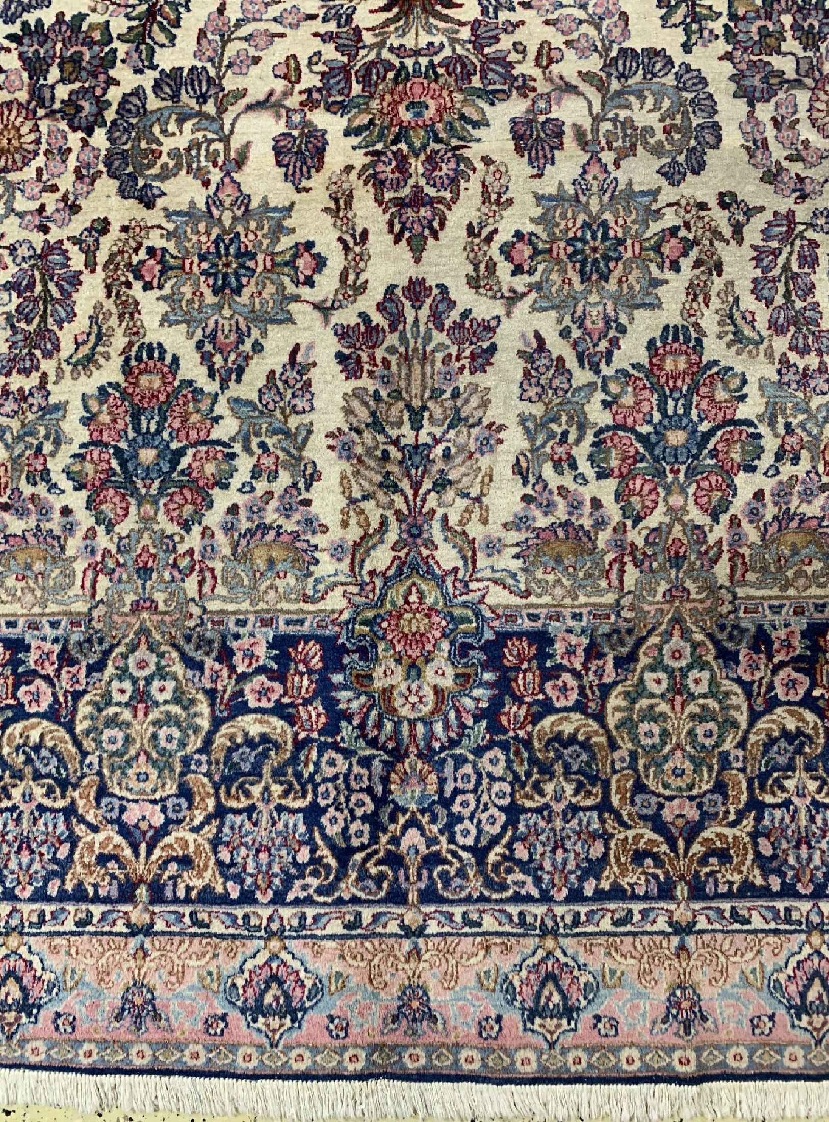 Detail b: Kerman Lawar, Persien, um 1920, Wolle auf Baumwolle, ca. 440 x 300 cm, Reinigungsbedürftig, EHZ: 2-3