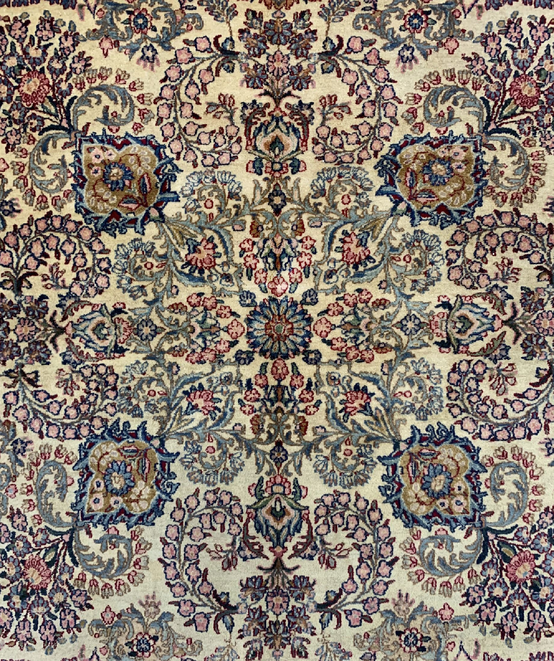 Detail c: Kerman Lawar, Persien, um 1920, Wolle auf Baumwolle, ca. 440 x 300 cm, Reinigungsbedürftig, EHZ: 2-3