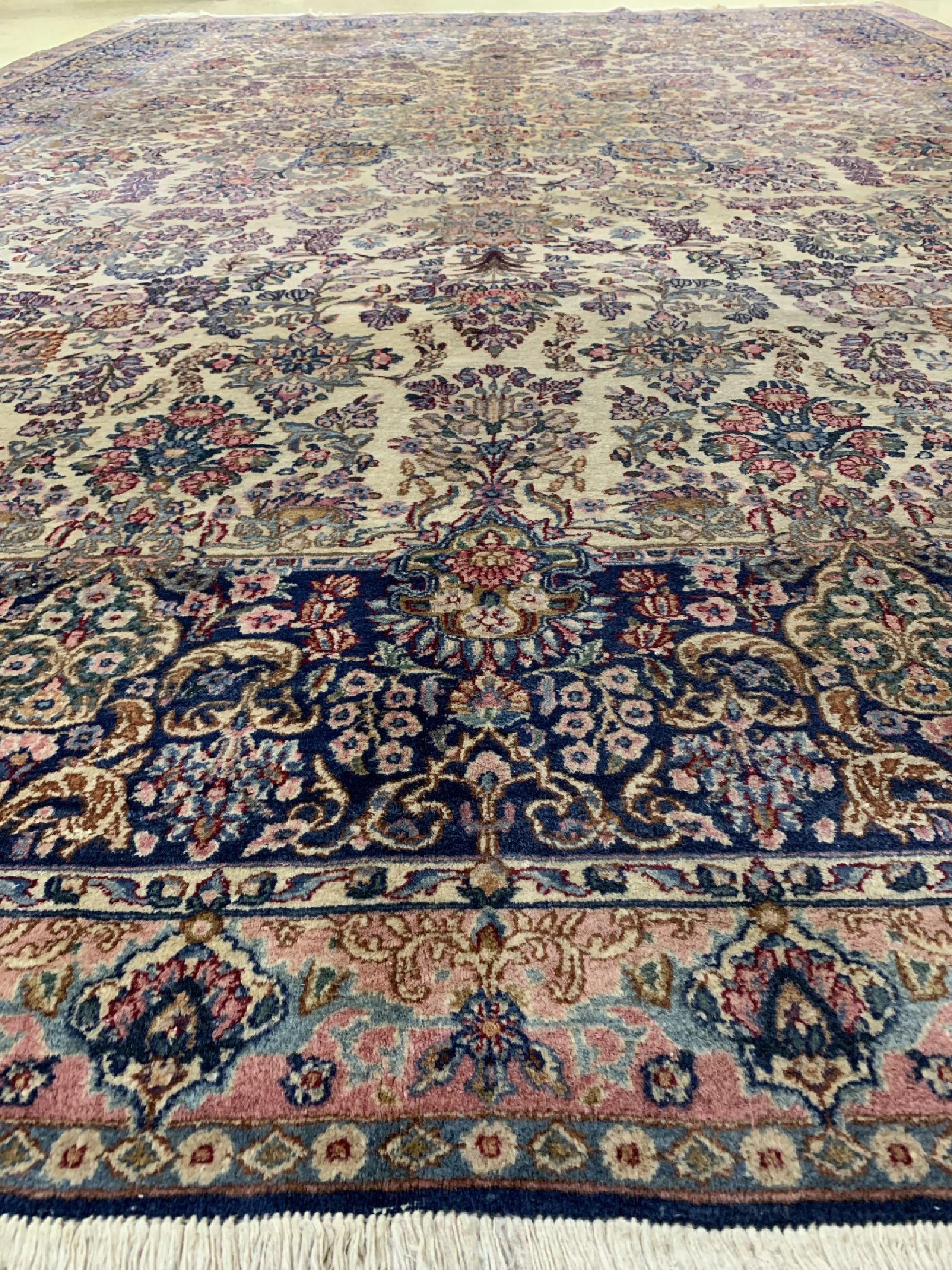 Detail e: Kerman Lawar, Persien, um 1920, Wolle auf Baumwolle, ca. 440 x 300 cm, Reinigungsbedürftig, EHZ: 2-3