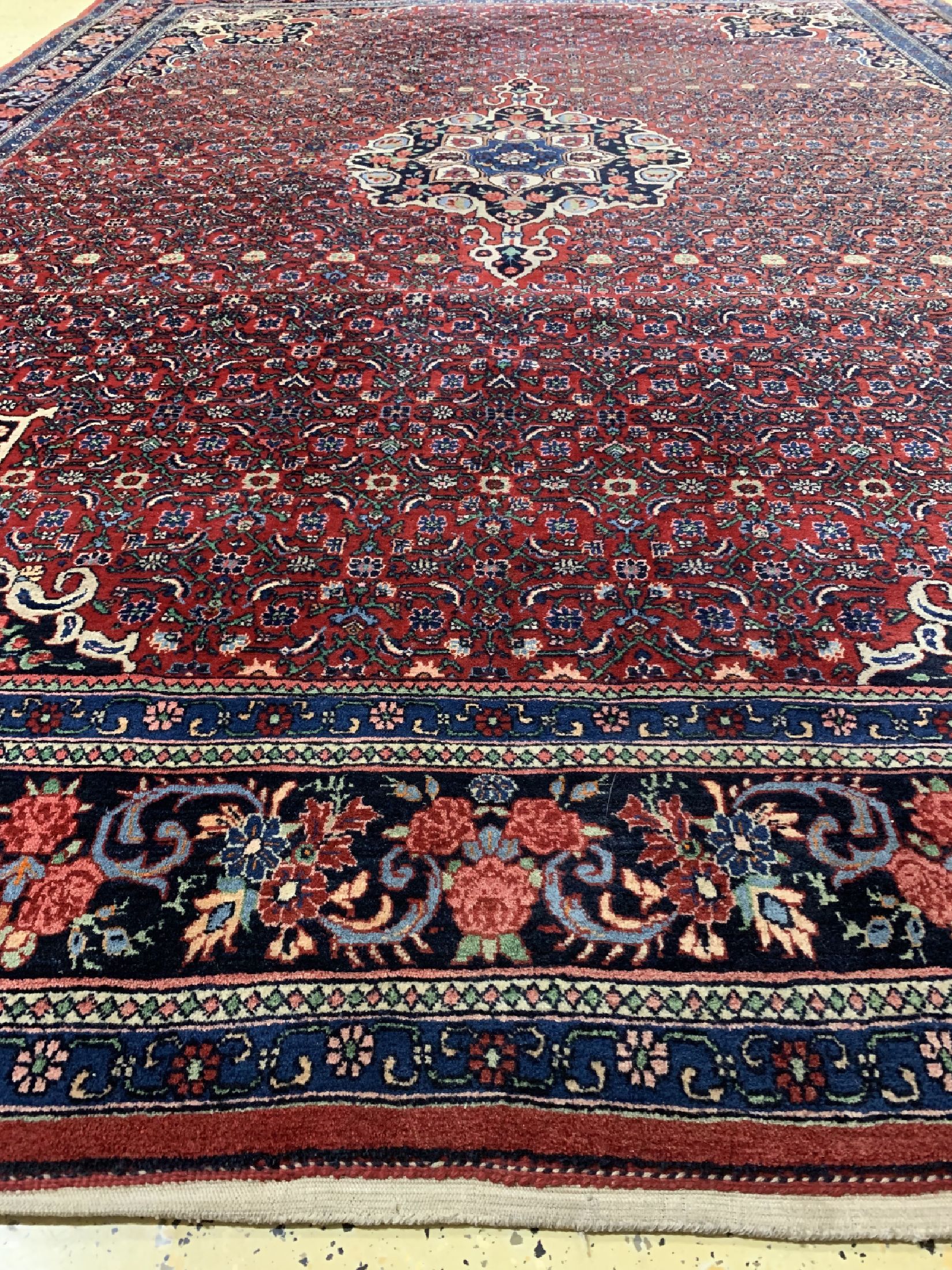 Detail c: Rosenbidjar alt, Persien, um 1950, Wolle auf Baumwolle, ca. 371 x 273 cm, EHZ: 2