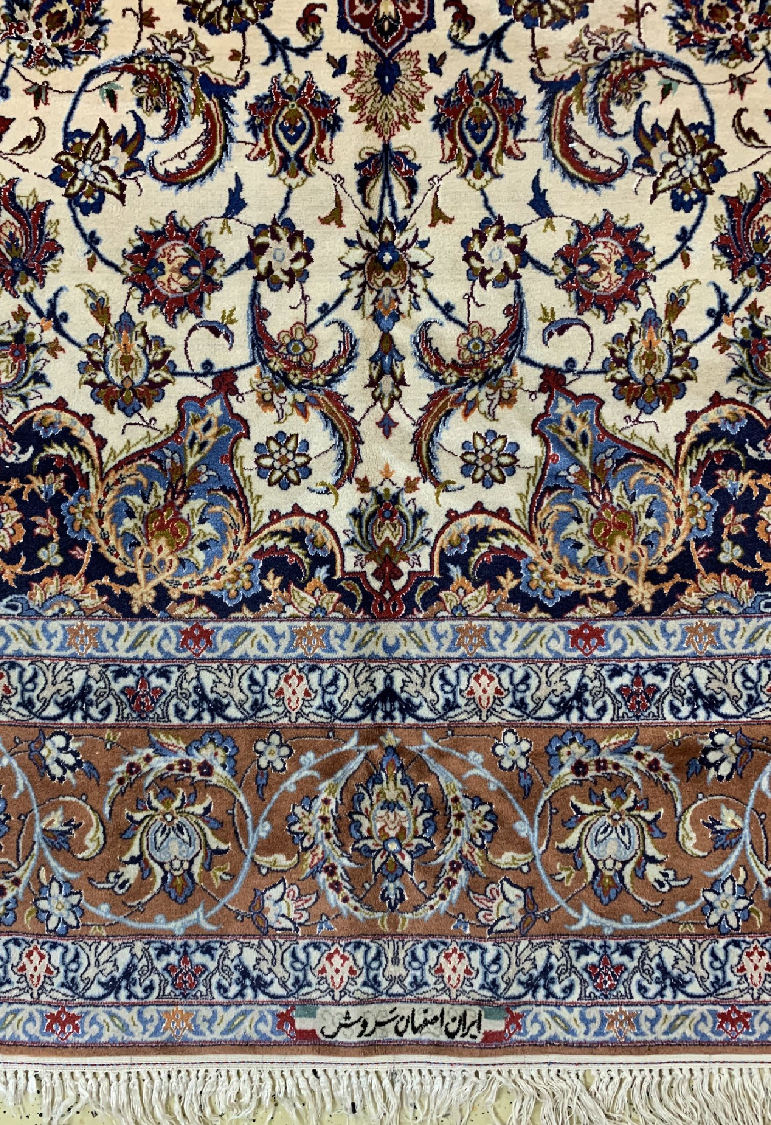 Detail b: Esfahan fein, Persien, signiert(Soroush), um 1960, Korkwolle mit und auf Seide, ca. 322 x 204 cm, Reinigungsbedürftig, EHZ: 2