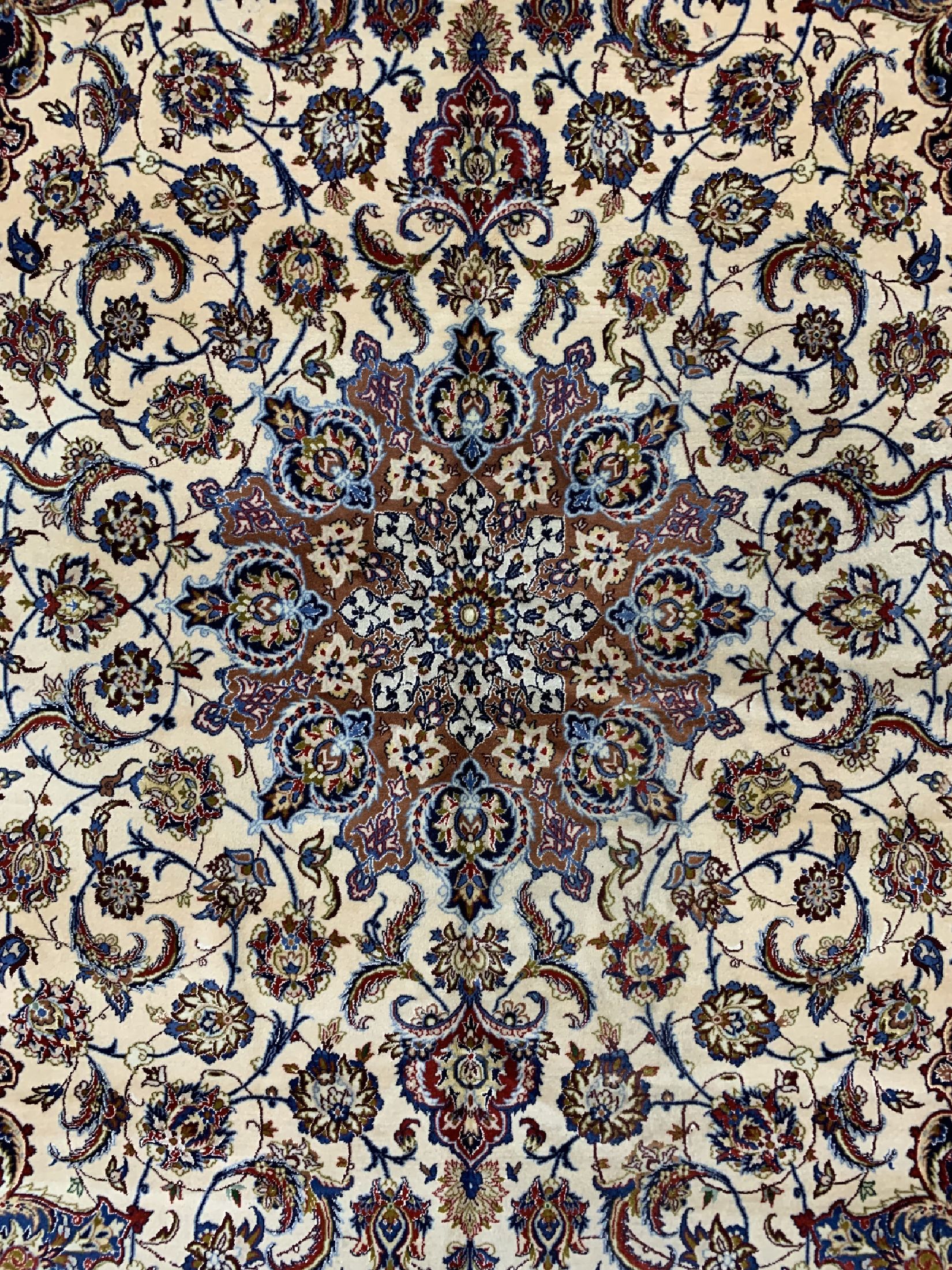 Detail c: Esfahan fein, Persien, signiert(Soroush), um 1960, Korkwolle mit und auf Seide, ca. 322 x 204 cm, Reinigungsbedürftig, EHZ: 2