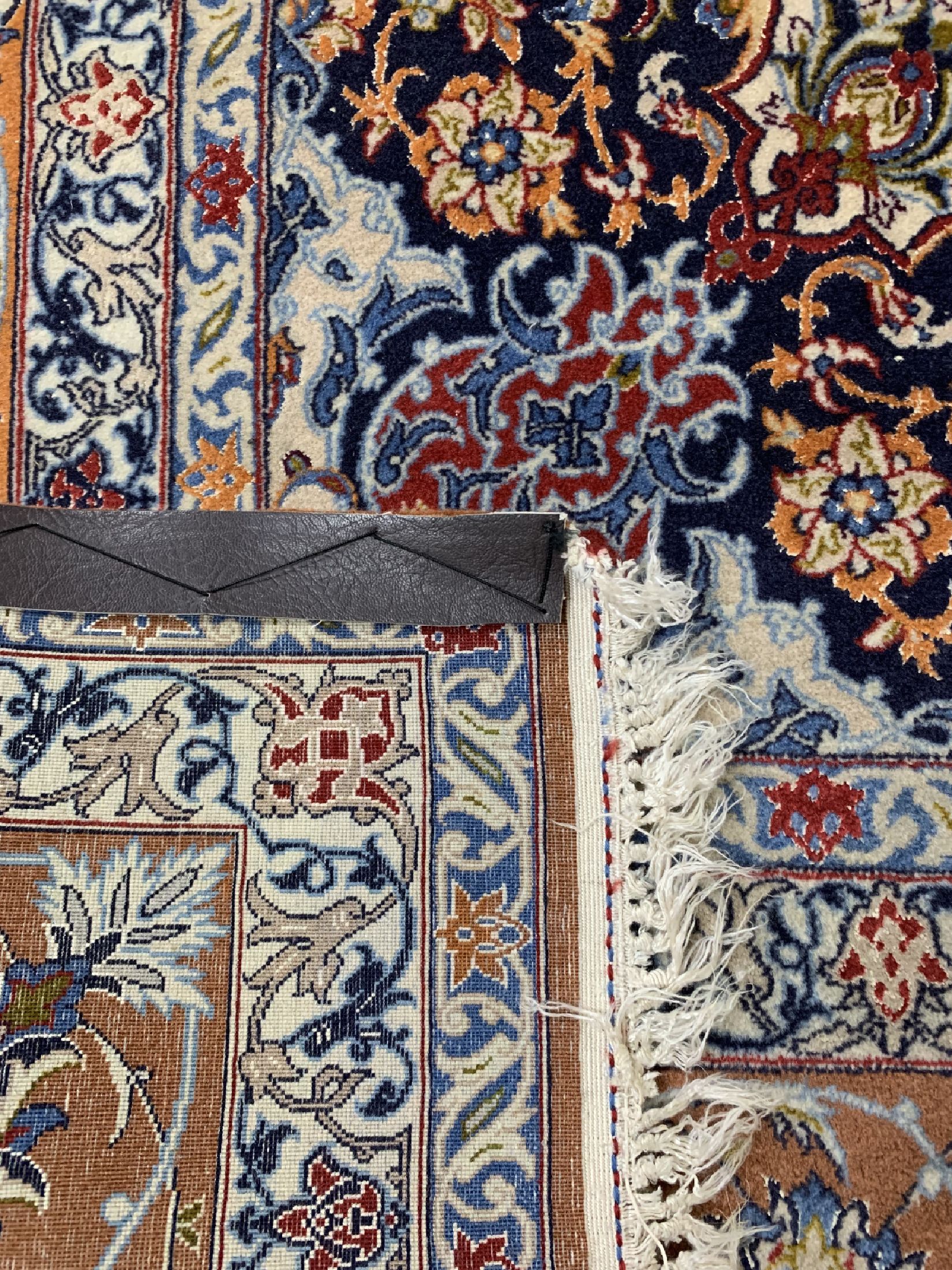 Detail e: Esfahan fein, Persien, signiert(Soroush), um 1960, Korkwolle mit und auf Seide, ca. 322 x 204 cm, Reinigungsbedürftig, EHZ: 2