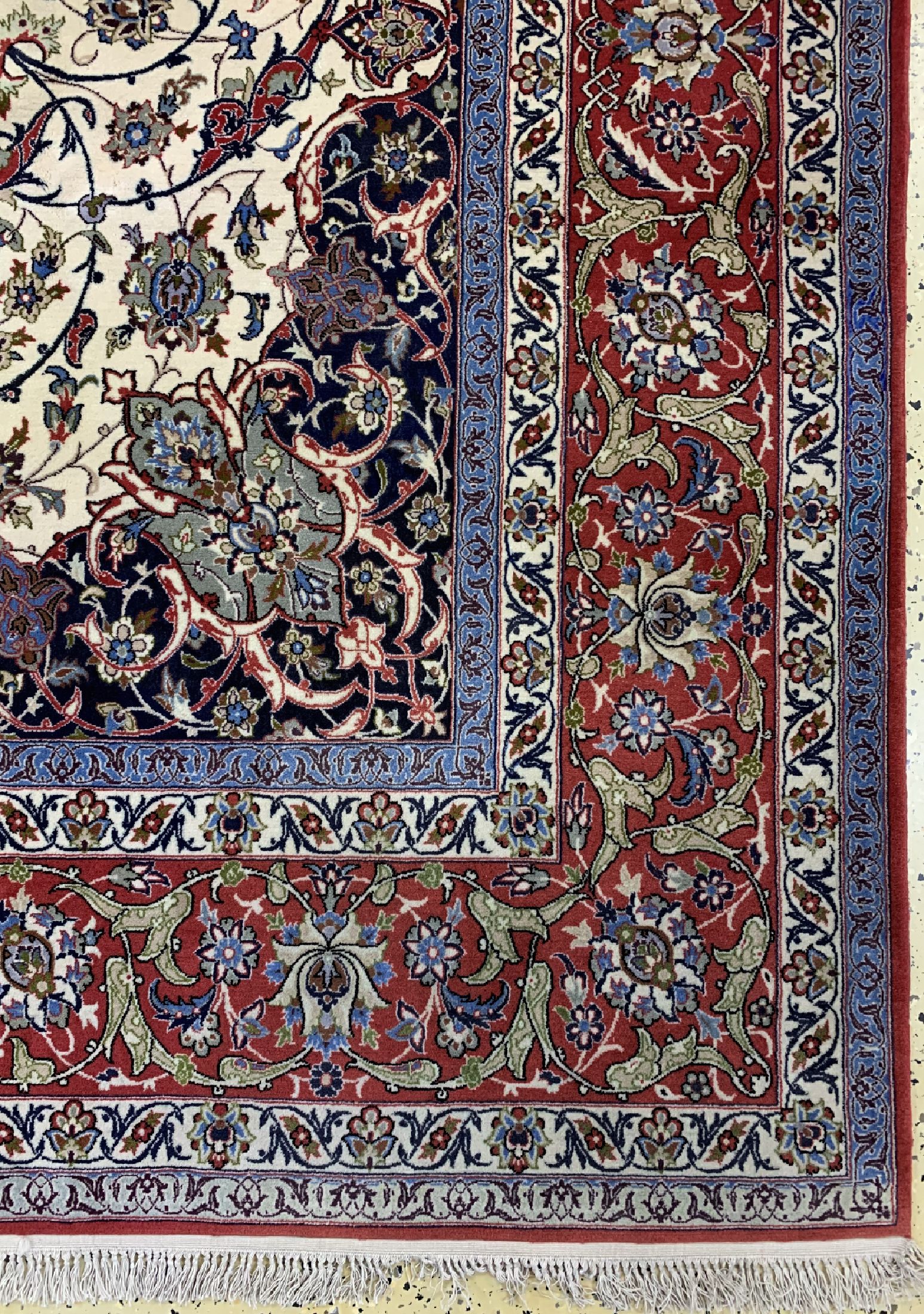 Detail a: Esfahan fein, Persien, um 1960, Korkwolle auf Seide, ca. 311 x 205 cm, Mottenfraß, EHZ: 2, gereinigt
