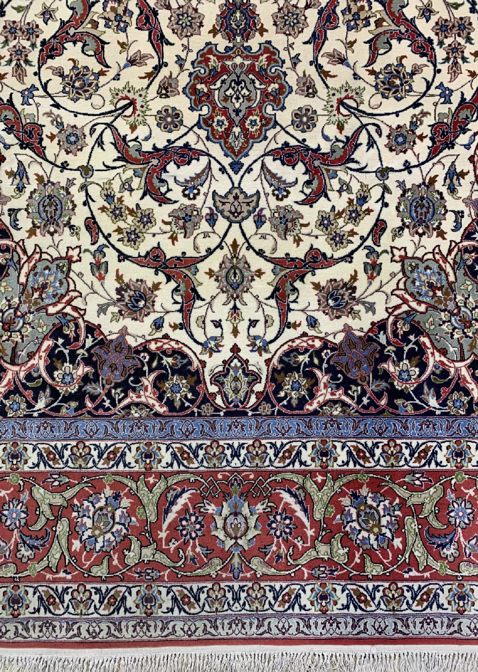 Detail b: Esfahan fein, Persien, um 1960, Korkwolle auf Seide, ca. 311 x 205 cm, Mottenfraß, EHZ: 2, gereinigt