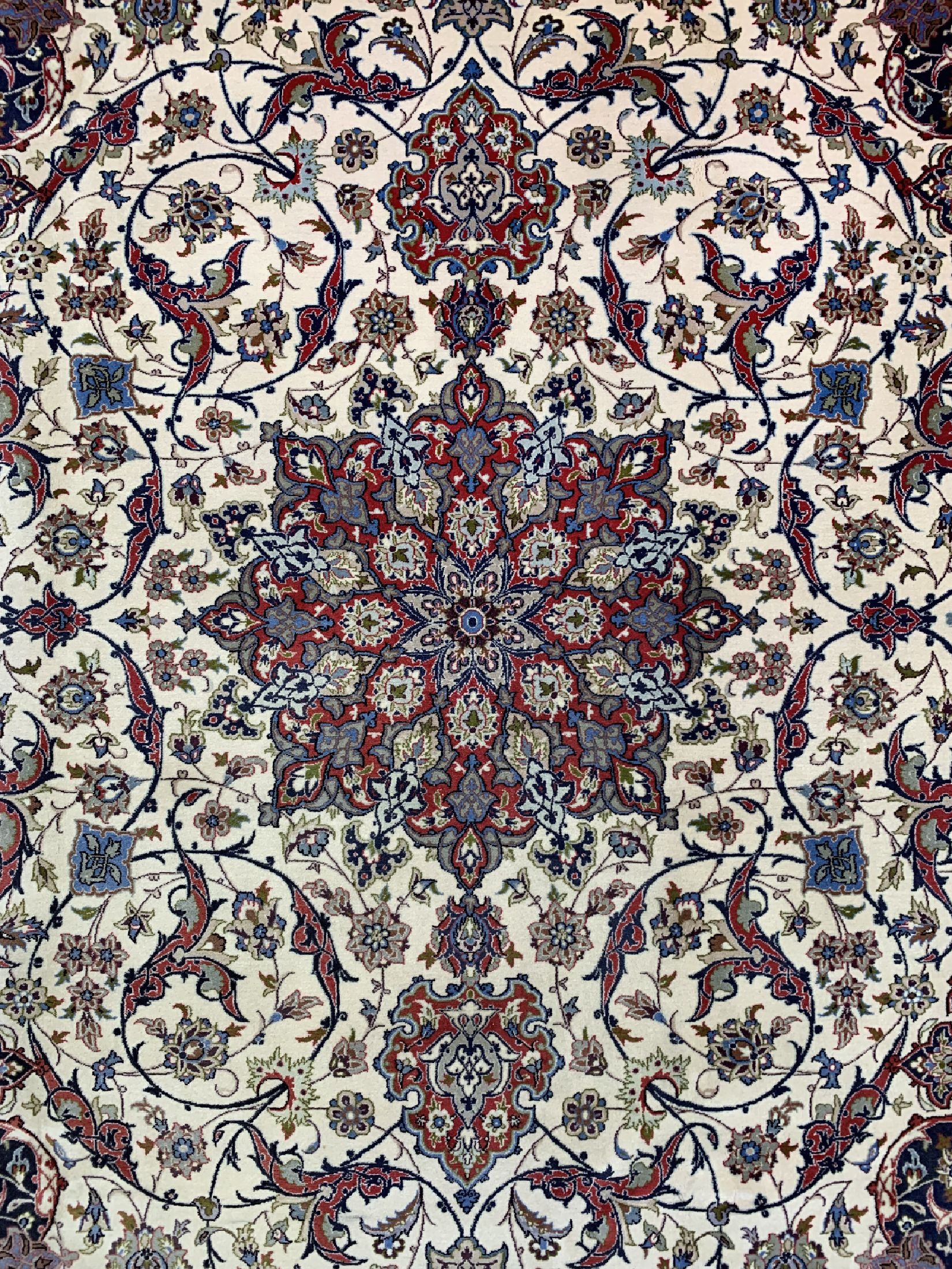 Detail c: Esfahan fein, Persien, um 1960, Korkwolle auf Seide, ca. 311 x 205 cm, Mottenfraß, EHZ: 2, gereinigt