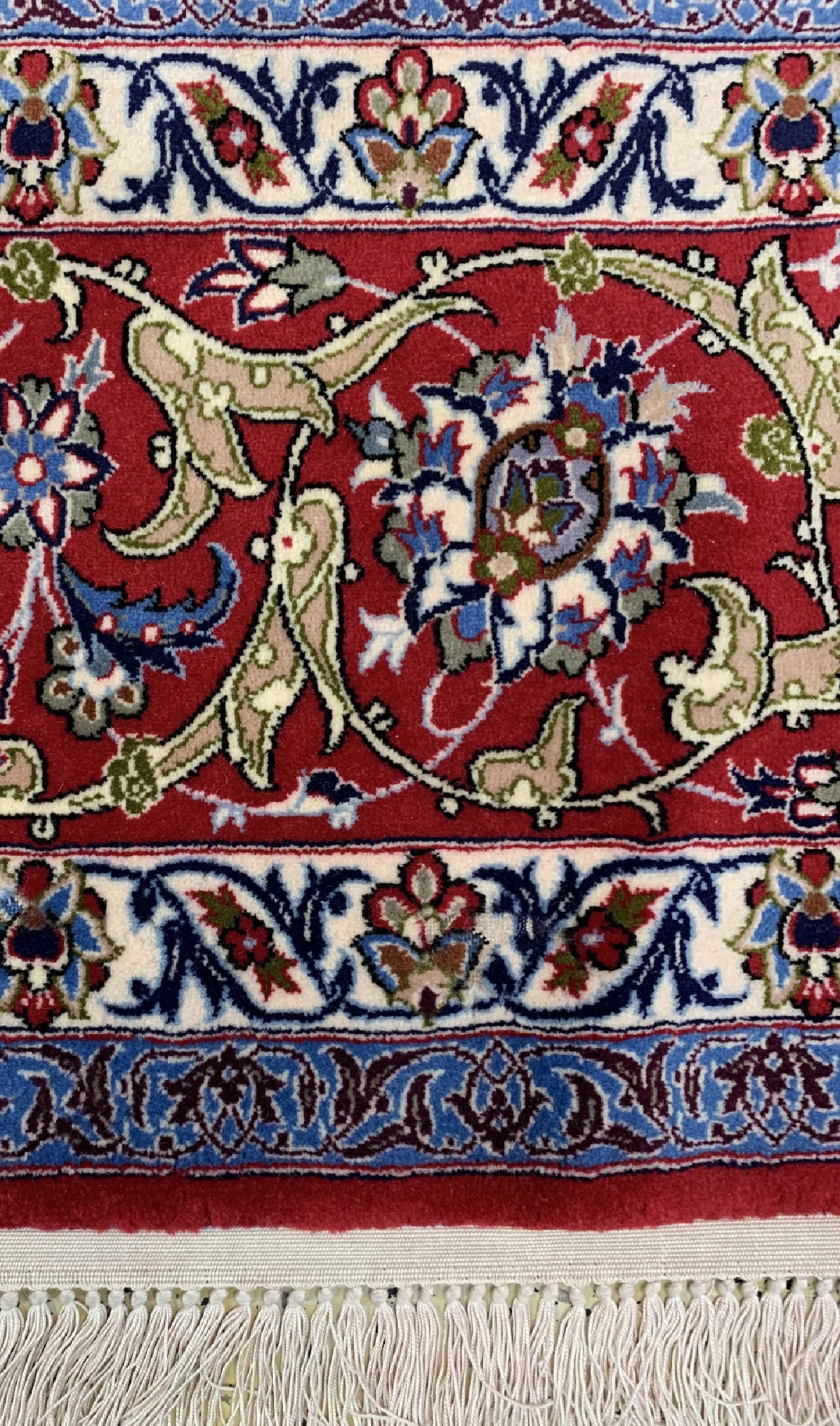 Detail d: Esfahan fein, Persien, um 1960, Korkwolle auf Seide, ca. 311 x 205 cm, Mottenfraß, EHZ: 2, gereinigt