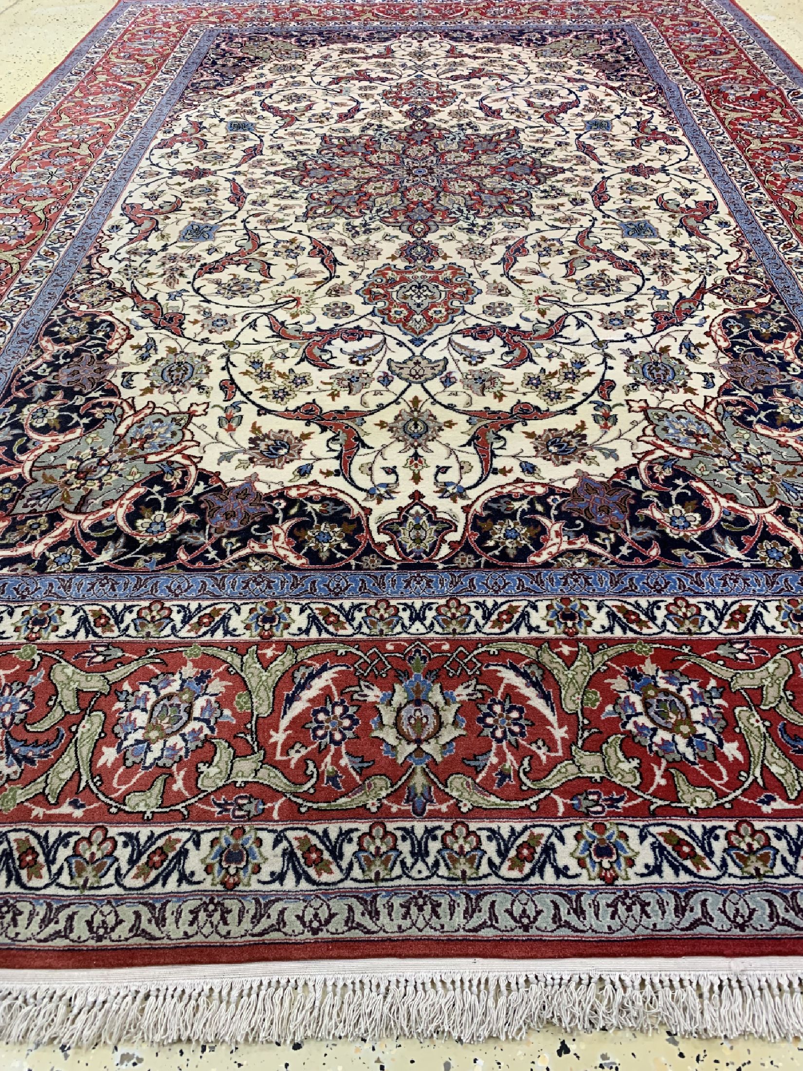 Detail e: Esfahan fein, Persien, um 1960, Korkwolle auf Seide, ca. 311 x 205 cm, Mottenfraß, EHZ: 2, gereinigt
