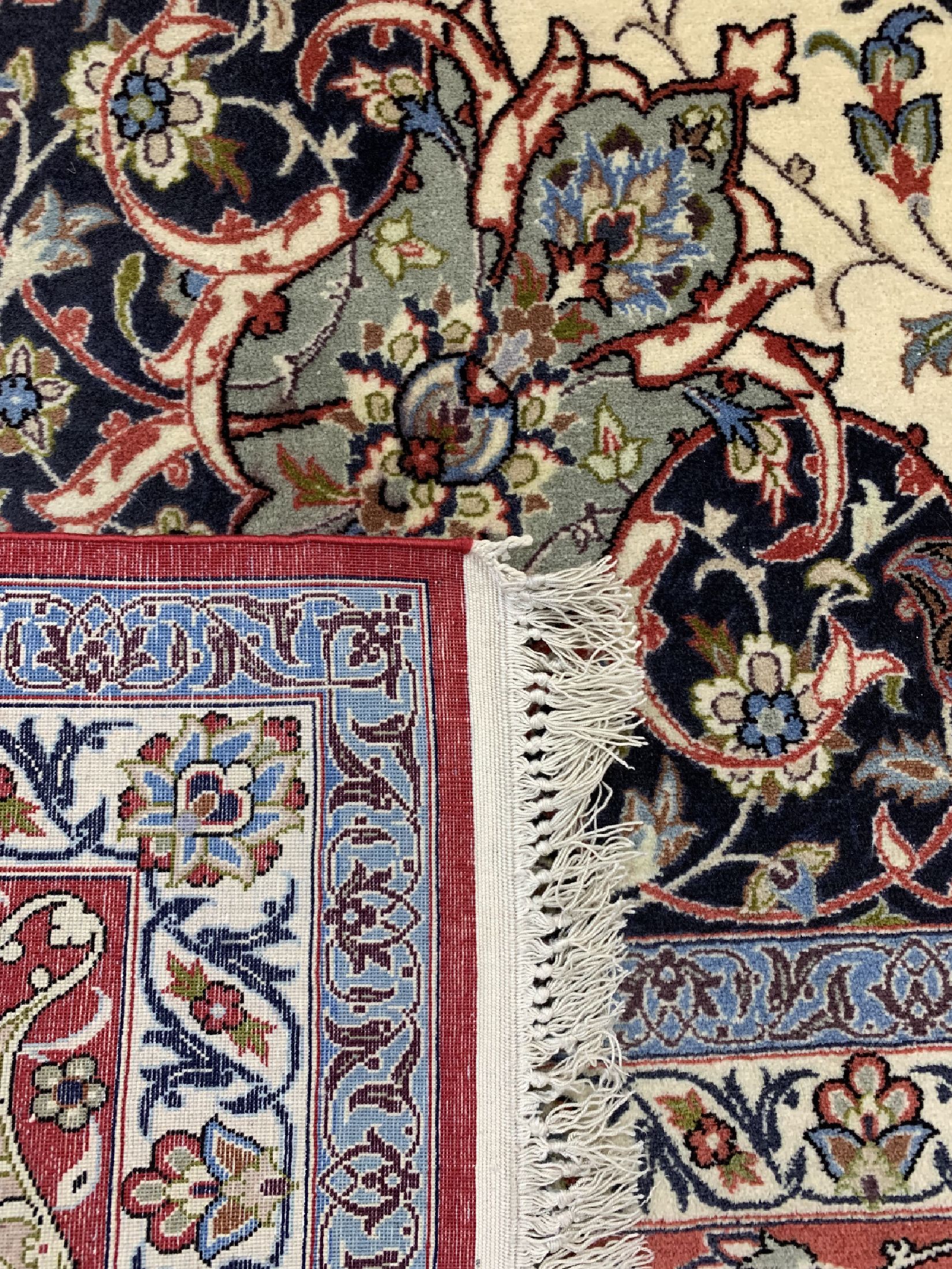Detail f: Esfahan fein, Persien, um 1960, Korkwolle auf Seide, ca. 311 x 205 cm, Mottenfraß, EHZ: 2, gereinigt