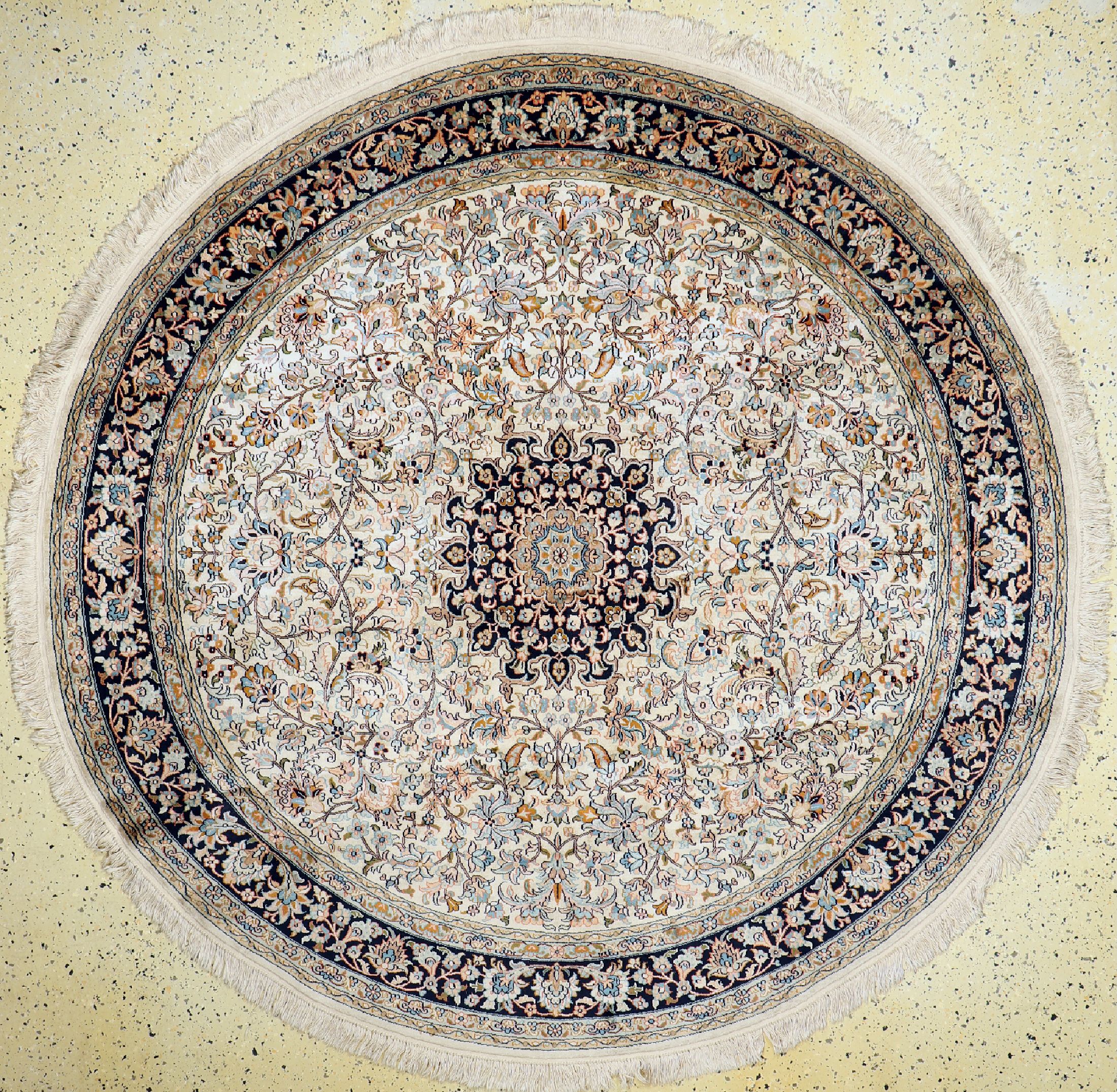 Kaschmir rund, Indien, ca. 30 Jahre, Kunstseide auf Baumwolle, ca. 215 cm, Reinigungsbedürftig, EHZ: 2