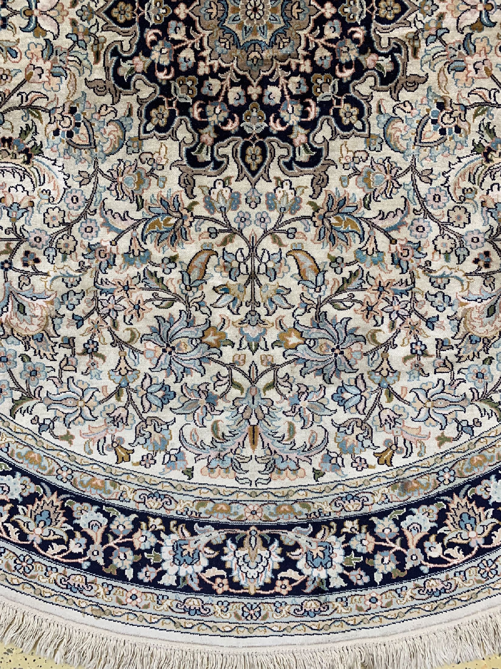 Detail a: Kaschmir rund, Indien, ca. 30 Jahre, Kunstseide auf Baumwolle, ca. 215 cm, Reinigungsbedürftig, EHZ: 2