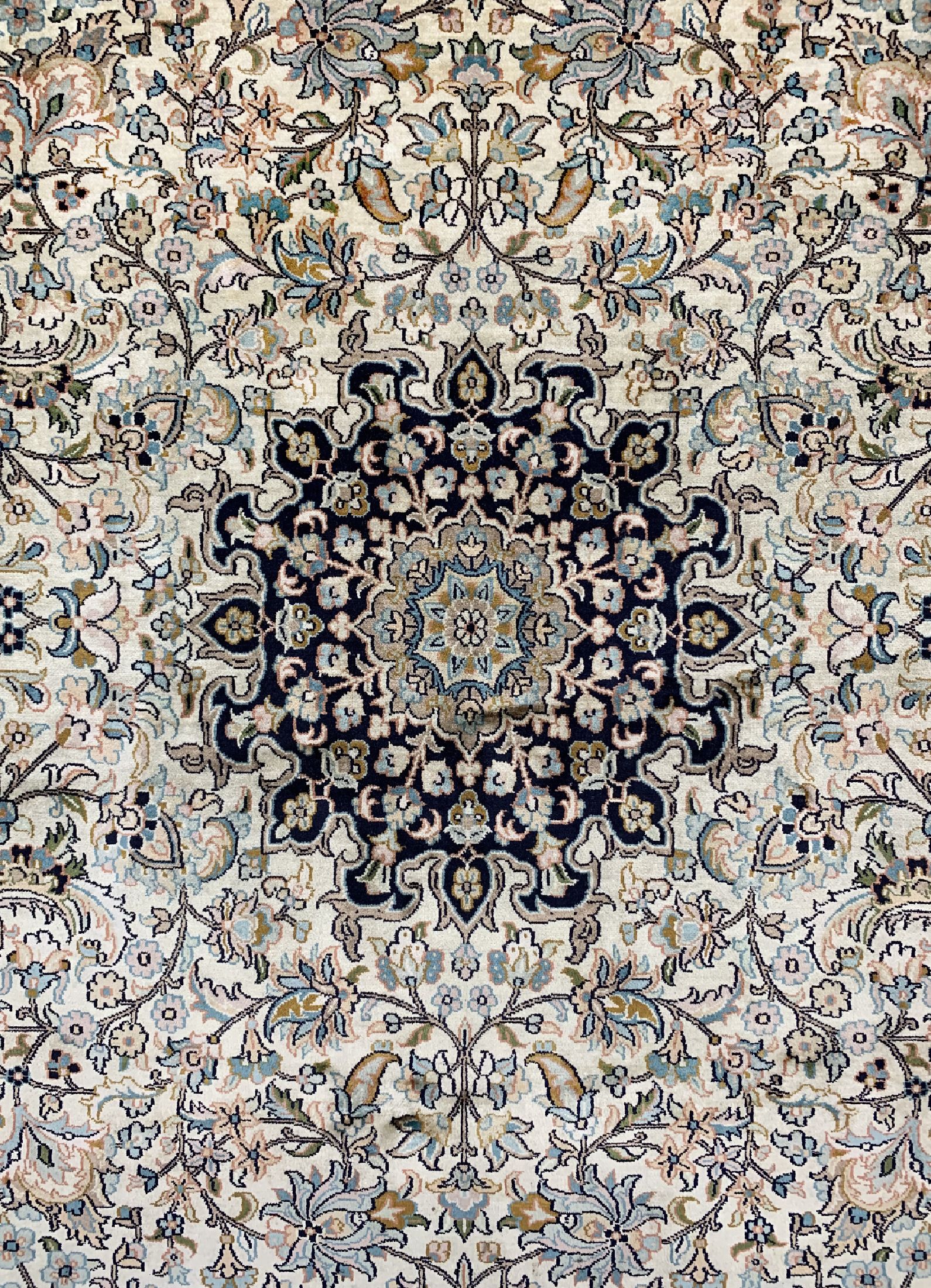 Detail b: Kaschmir rund, Indien, ca. 30 Jahre, Kunstseide auf Baumwolle, ca. 215 cm, Reinigungsbedürftig, EHZ: 2