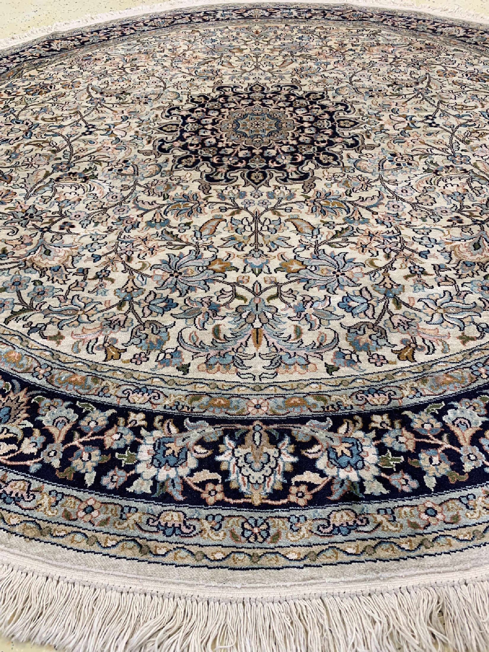 Detail c: Kaschmir rund, Indien, ca. 30 Jahre, Kunstseide auf Baumwolle, ca. 215 cm, Reinigungsbedürftig, EHZ: 2