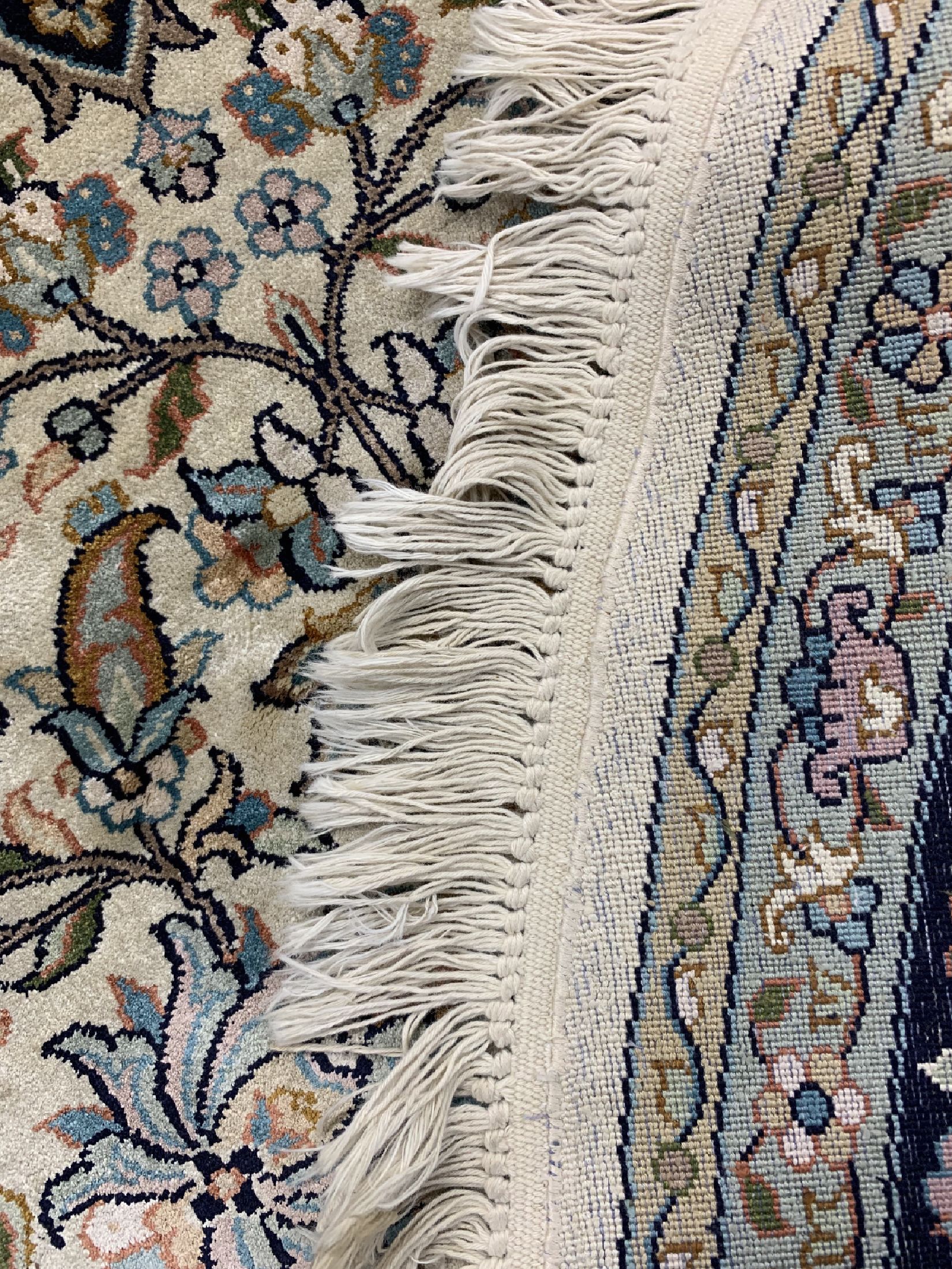 Detail d: Kaschmir rund, Indien, ca. 30 Jahre, Kunstseide auf Baumwolle, ca. 215 cm, Reinigungsbedürftig, EHZ: 2