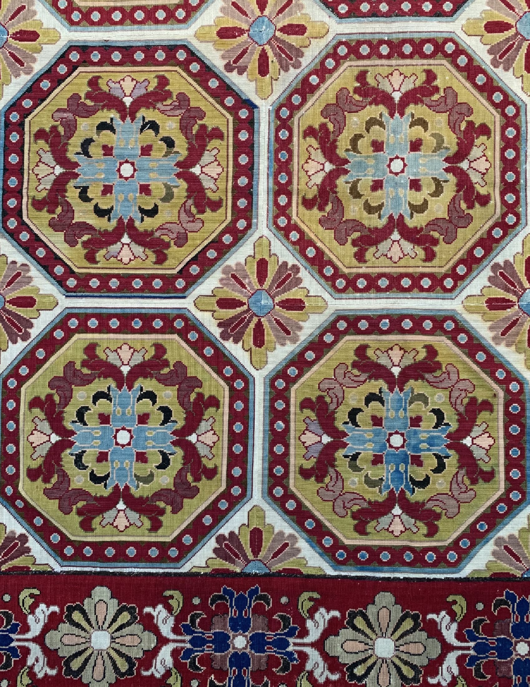 Detail b: Needl Point antik, England, um 1920, Wolle auf Baumwolle, ca. 430 x 275 cm, (aus mehrerenBahnen), EHZ: 2-3