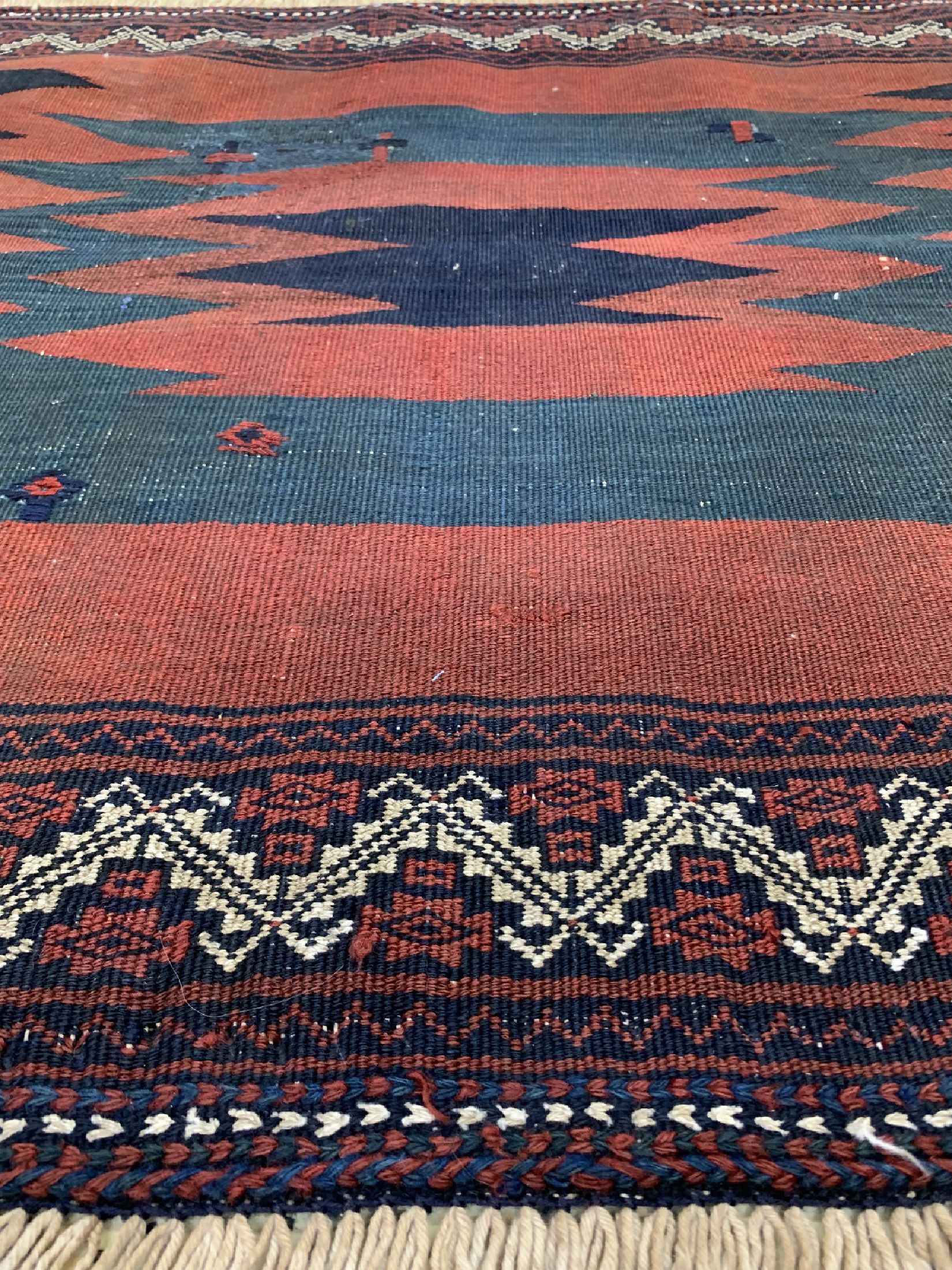 Detail c: Nomaden Sofreh antik, Persien, um 1900, Wolle auf Wolle, ca. 96 x 110 cm, EHZ: 2(restauriert)