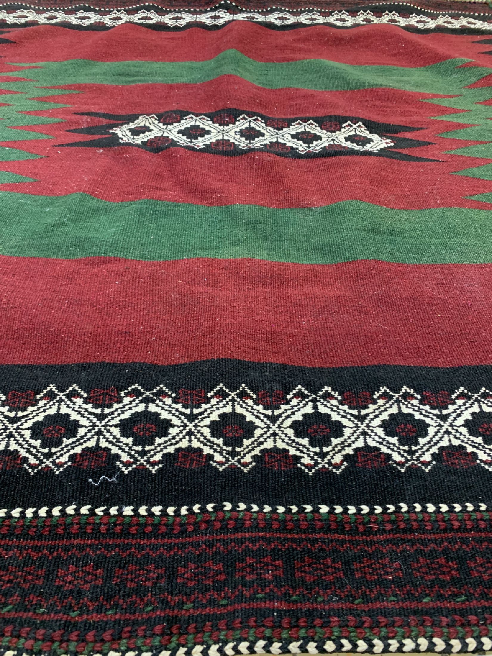 Detail c: Nomaden Sofreh antik, Persien, um 1900, Wolle auf Wolle, ca. 140 x 142 cm, EHZ: 1-2