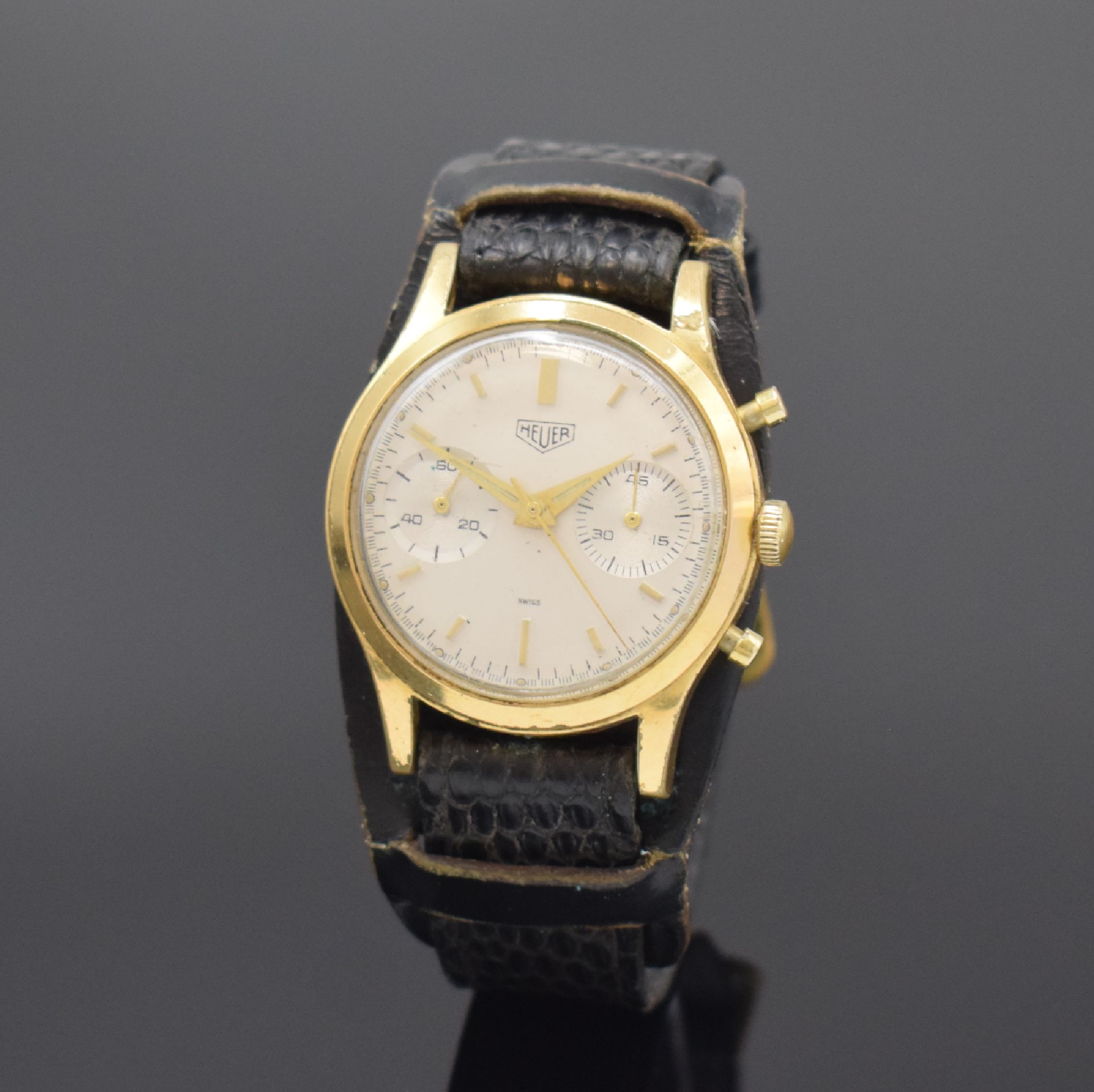 HEUER Armbandchronograph Kaliber Valjoux 92, Schweiz um 1965, Handaufzug, verg. Gehäuse stark ber., Stahlboden geschr., silb. Zifferbl. m. aufges. ...