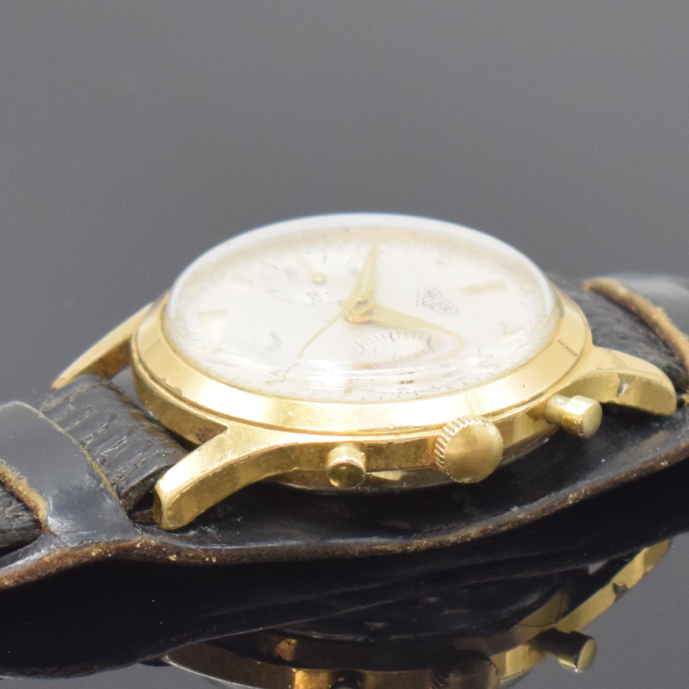 Detail b: HEUER Armbandchronograph Kaliber Valjoux 92, Schweiz um 1965, Handaufzug, verg. Gehäuse stark ber., Stahlboden geschr., silb. Zifferbl. m. aufges. ...