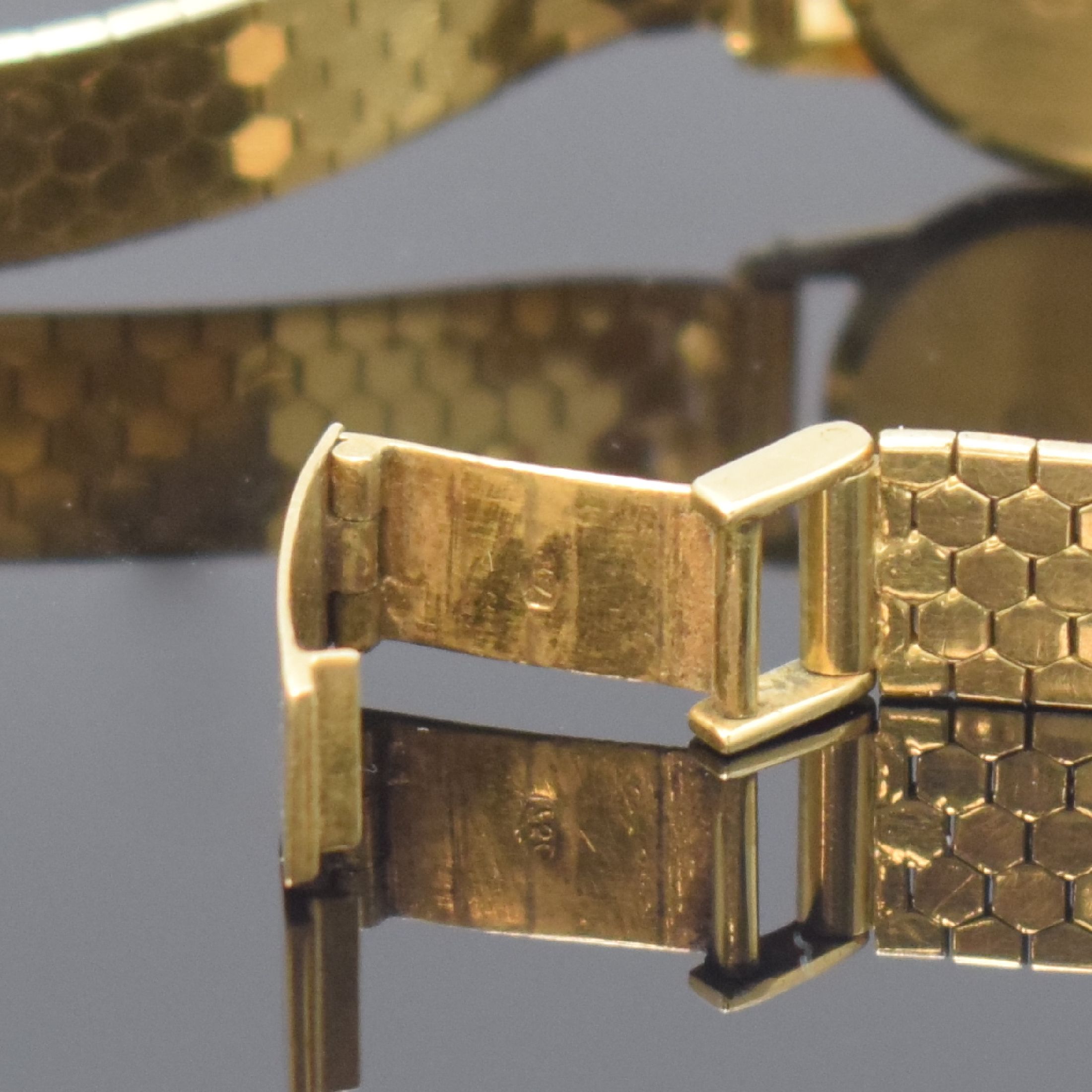 Detail b: LACO Damenarmbanduhr in GG 585/000 an GG 750/000 Band, Deutschland um 1960, Handaufzug, Boden aufgedr., silb. Zifferbl. m. aufgel. Indizes, Anz. v. ...