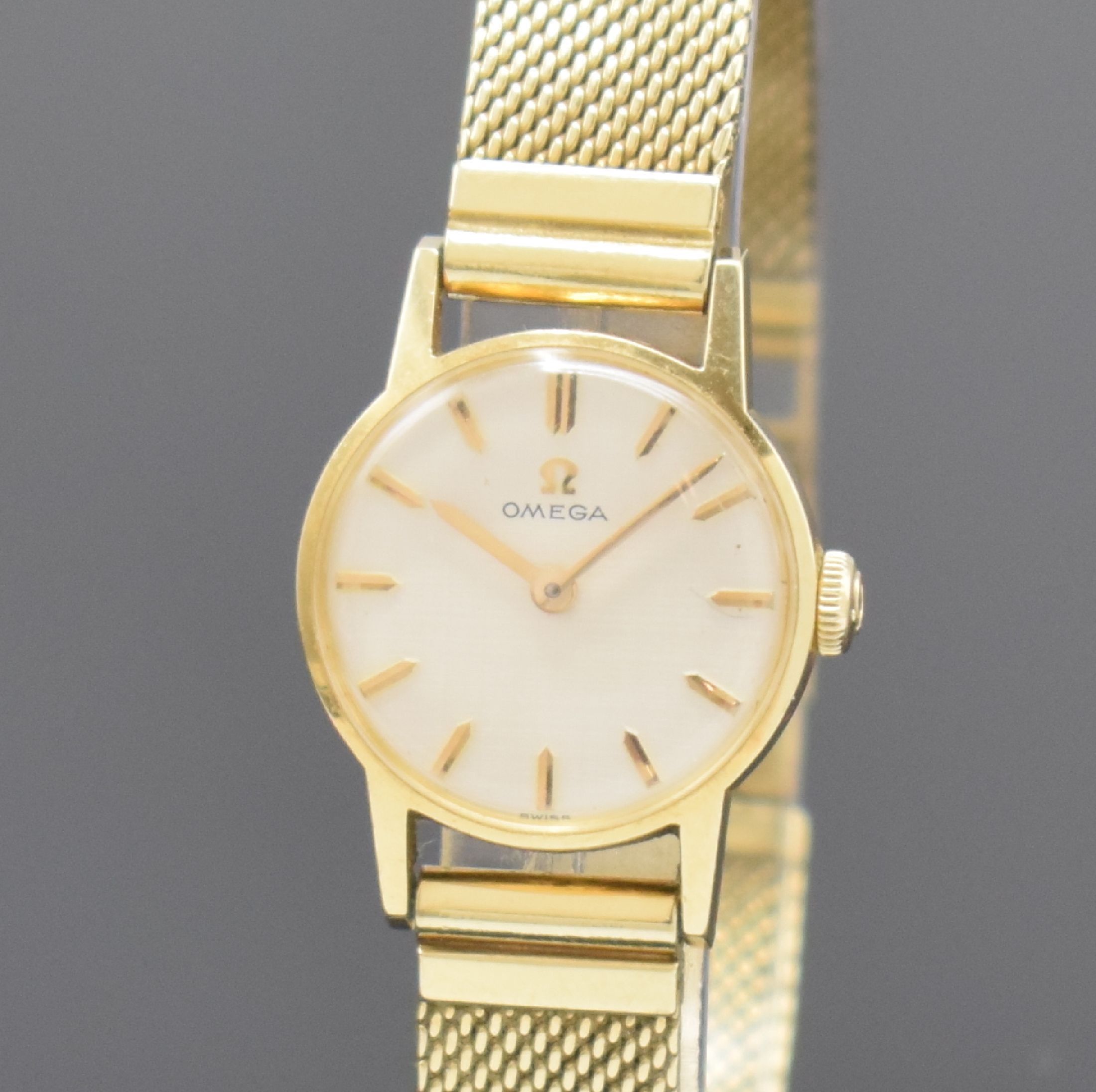 Detail a: OMEGA Damenarmbanduhr in GG 585/000, Handaufzug, Schweiz um 1964, 2-teil. Gehäuse, Boden aufgedr., neutr. GG 585/000 Band, silb. Strukturzifferbl. ...
