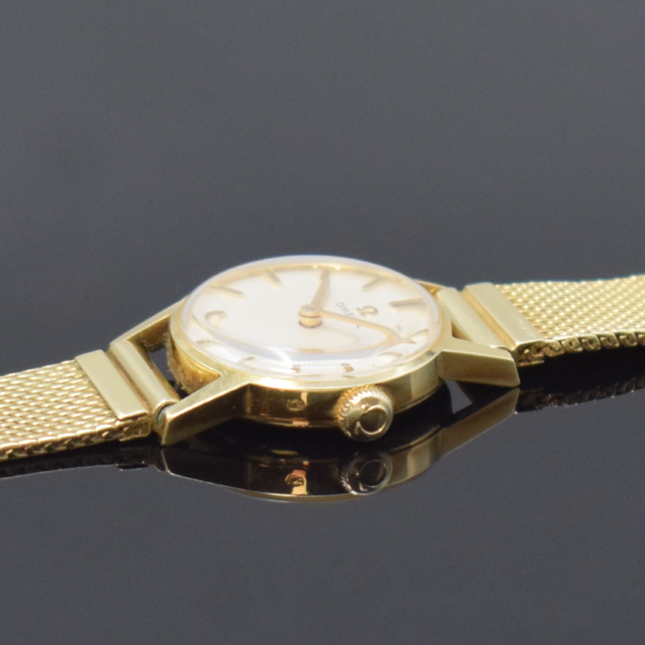 Detail b: OMEGA Damenarmbanduhr in GG 585/000, Handaufzug, Schweiz um 1964, 2-teil. Gehäuse, Boden aufgedr., neutr. GG 585/000 Band, silb. Strukturzifferbl. ...