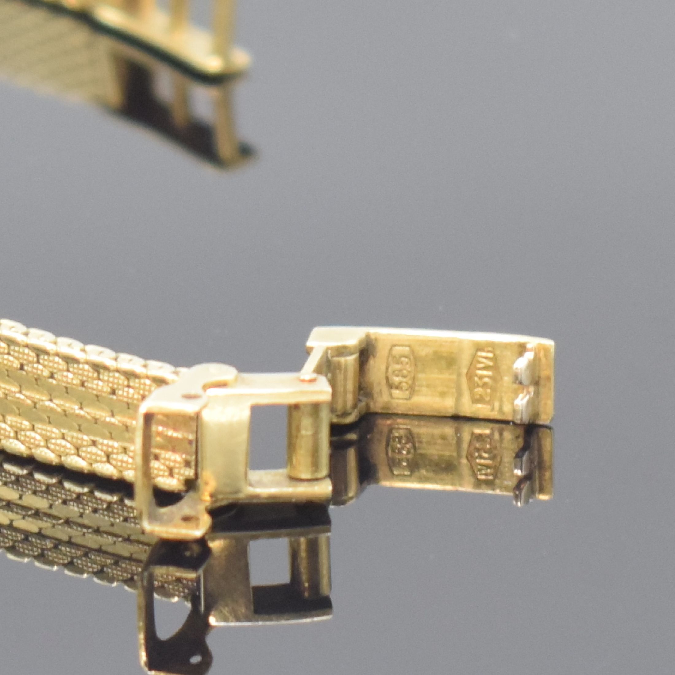 Detail b: MIRAMAR Damenarmbanduhr in GG 585/000, Schweiz 1960er Jahre, Handaufzug, Boden aufgedr., silb. Zifferbl. altersbed. l. fl., Kal. AS 1677, 17 St., D. ...