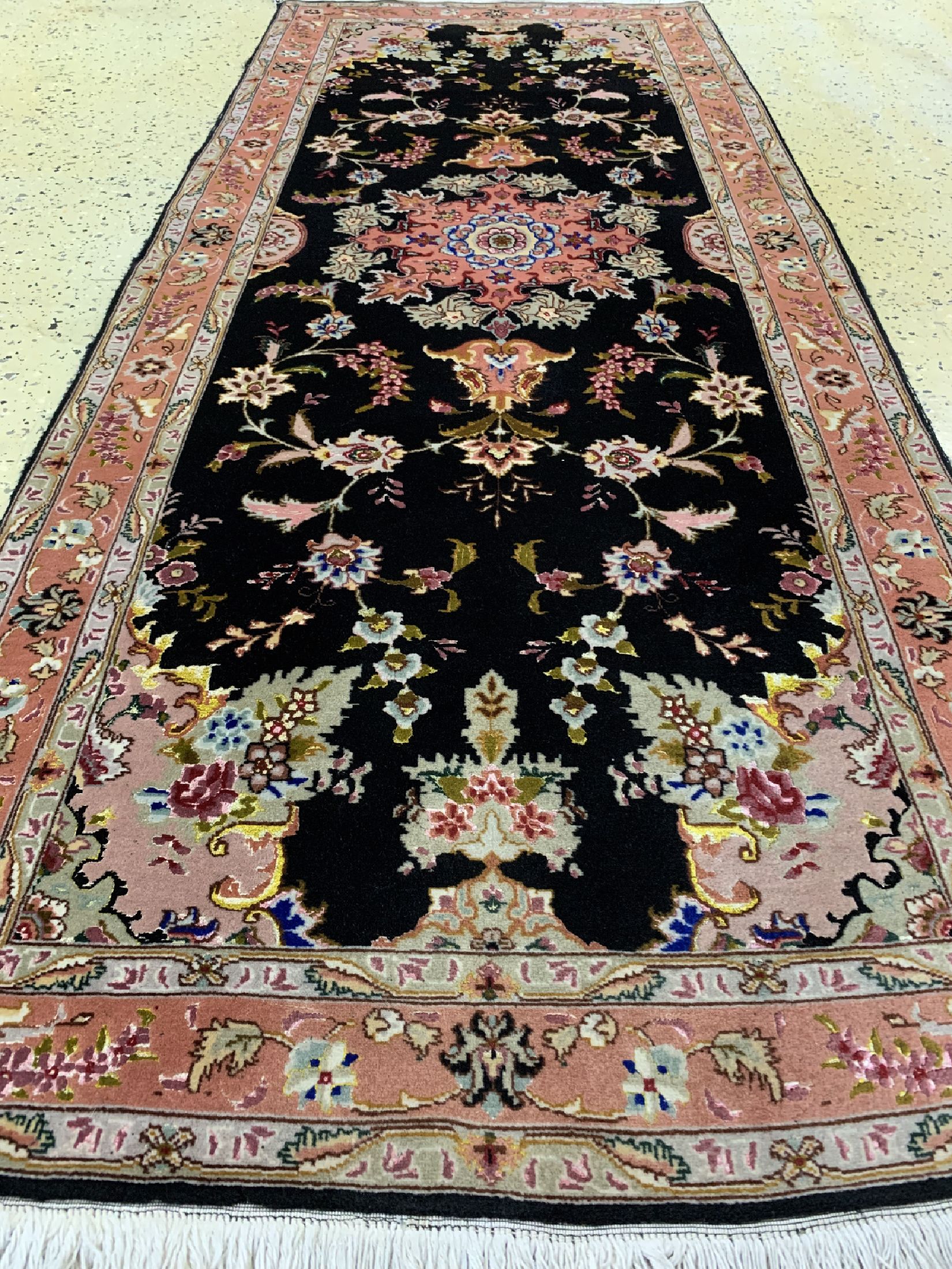 Detail d: Täbriz fein(50 Raj), Persien, ca. 40 Jahre,Korkwolle mit Seide, ca. 202 x 82 cm, ca. 500.000 Kn/qm, EHZ: 2