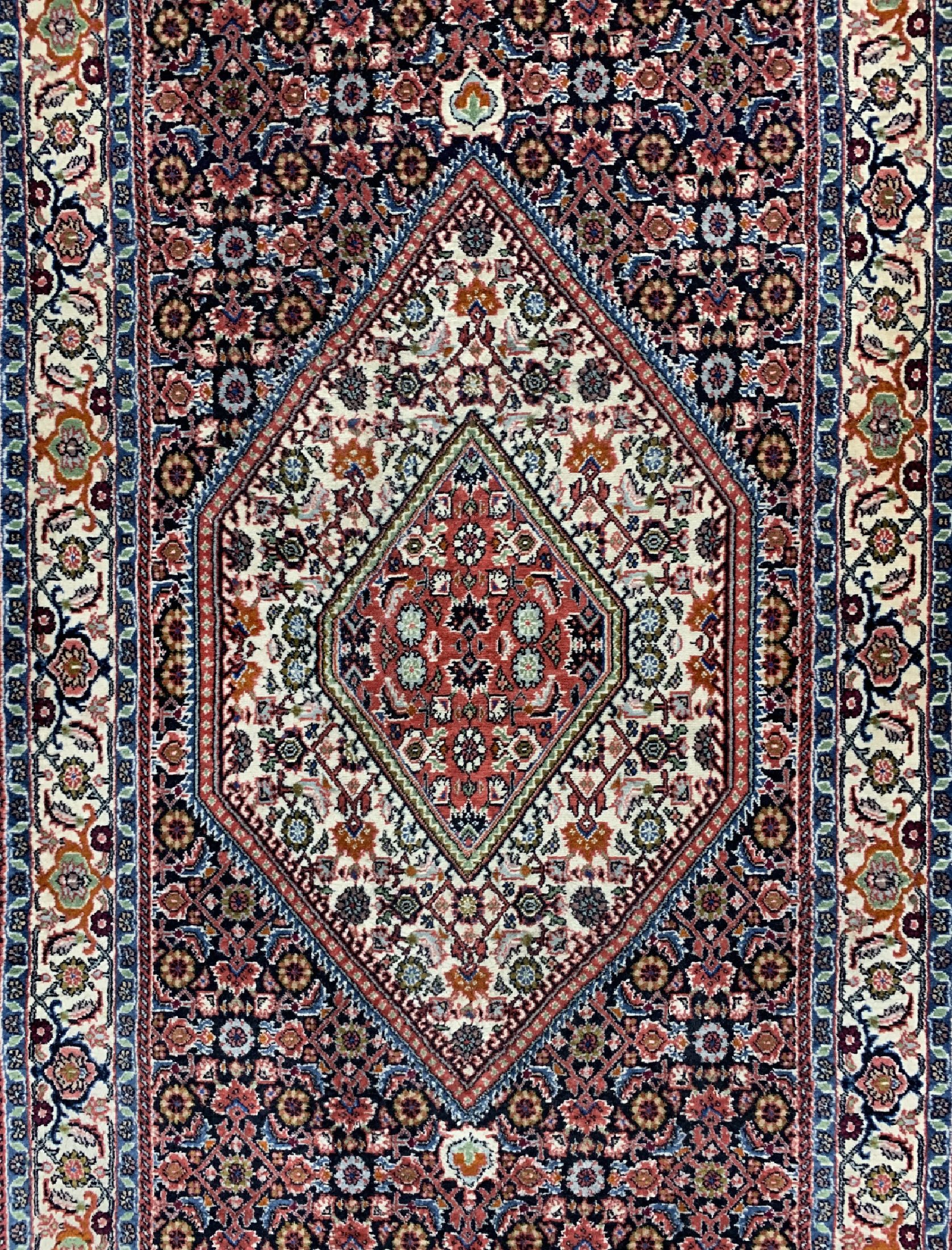 Detail b: Bidjar fein, Persien, ca. 40 Jahre, Korkwolle auf Baumwolle, ca. 293 x 90 cm, EHZ:2