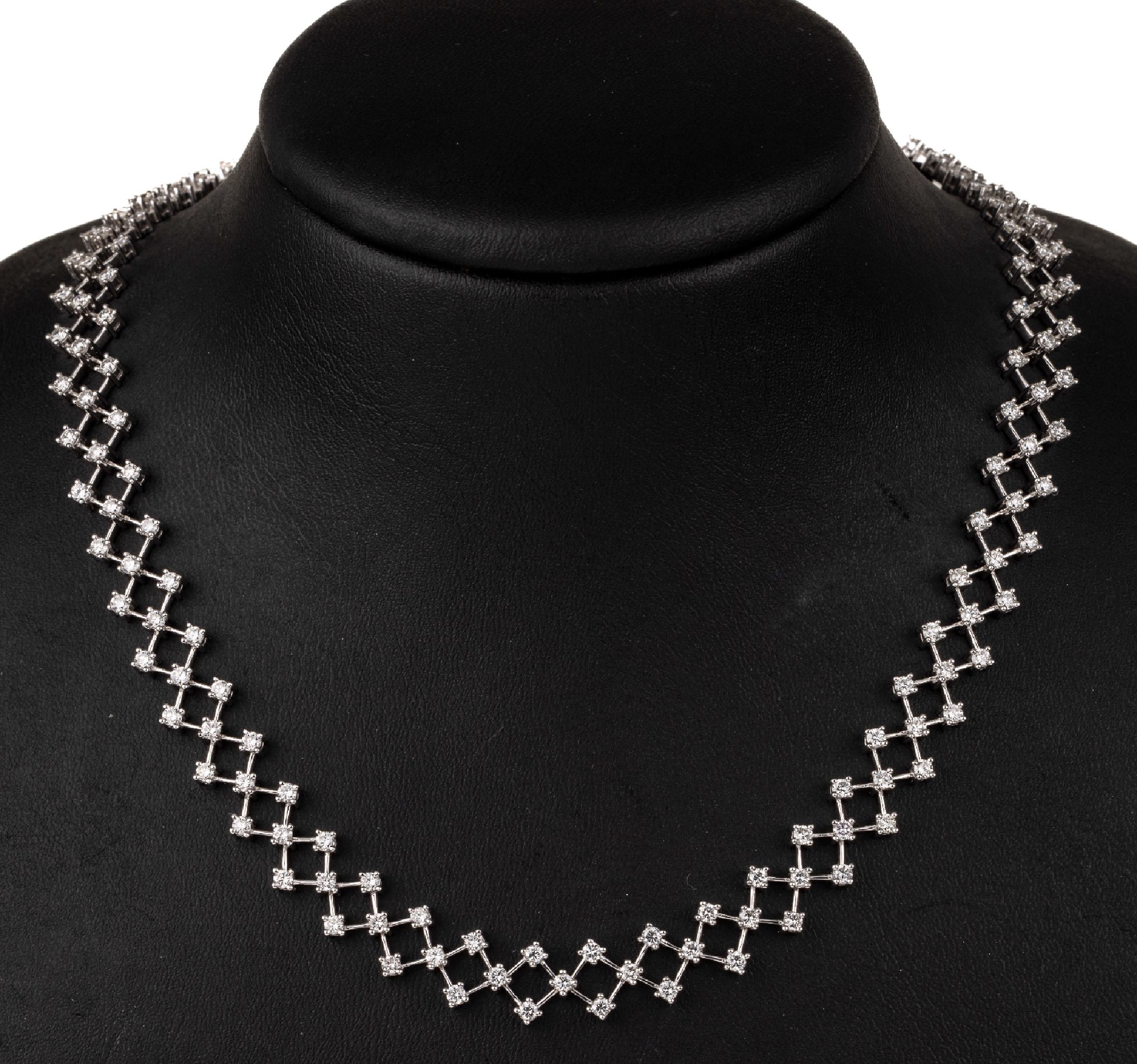 18 kt Gold Brillant-Collier, WG 750/000, 3-rhg., 180 Brillanten zus. ca. 7.00 ct Weiß/si,L. ca. 45 cm, Kastenschloss mit 2 Sicherheitsachten, ca. ...