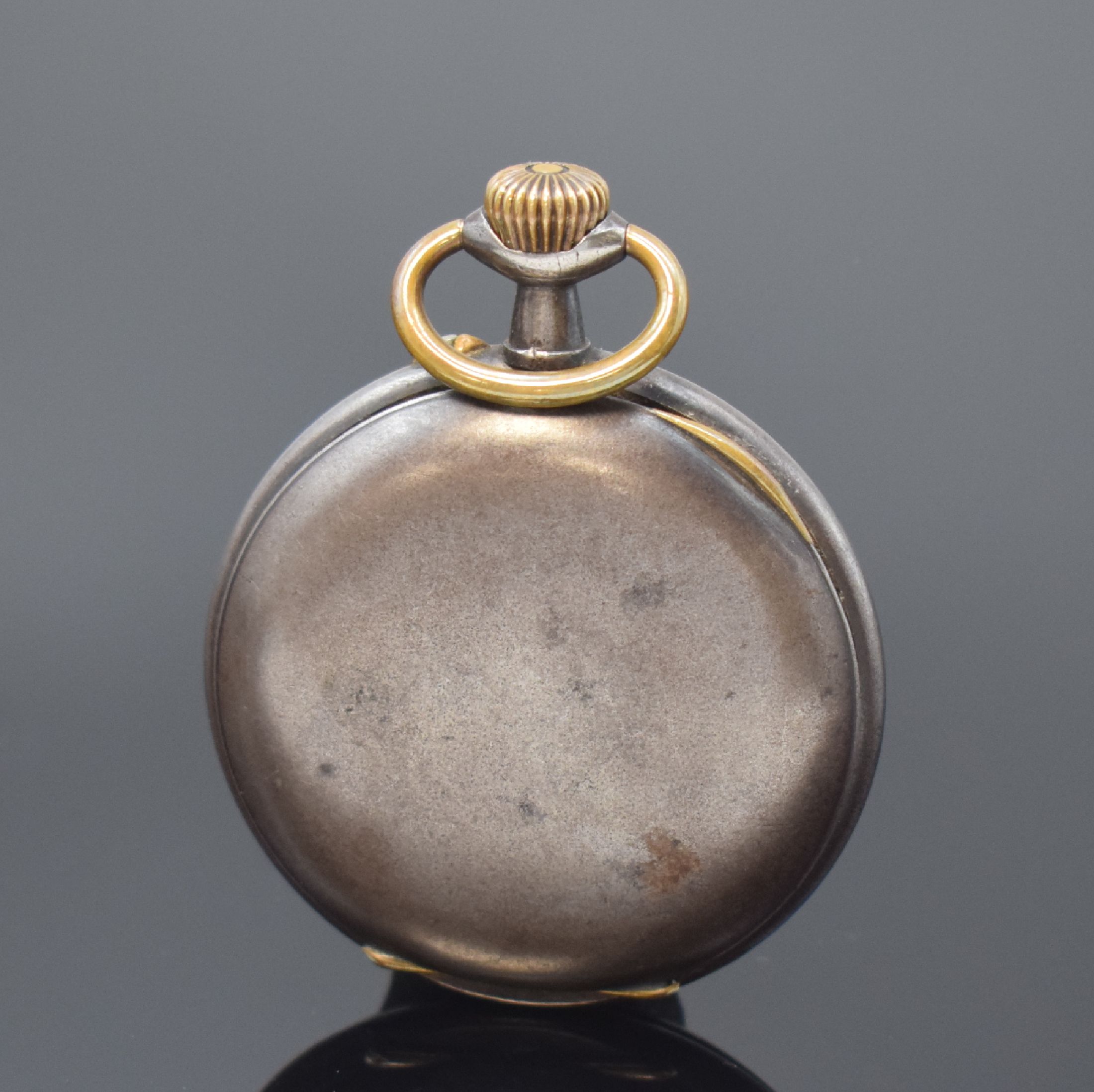 Detail a: Offene Taschenuhr mit Vollkalender und Mondphase, Schweiz um 1890, brüniertes Geh., Glasrand aufgedr., Emailzifferbl. m. arab. Zahlen, gold. Zeiger, ...