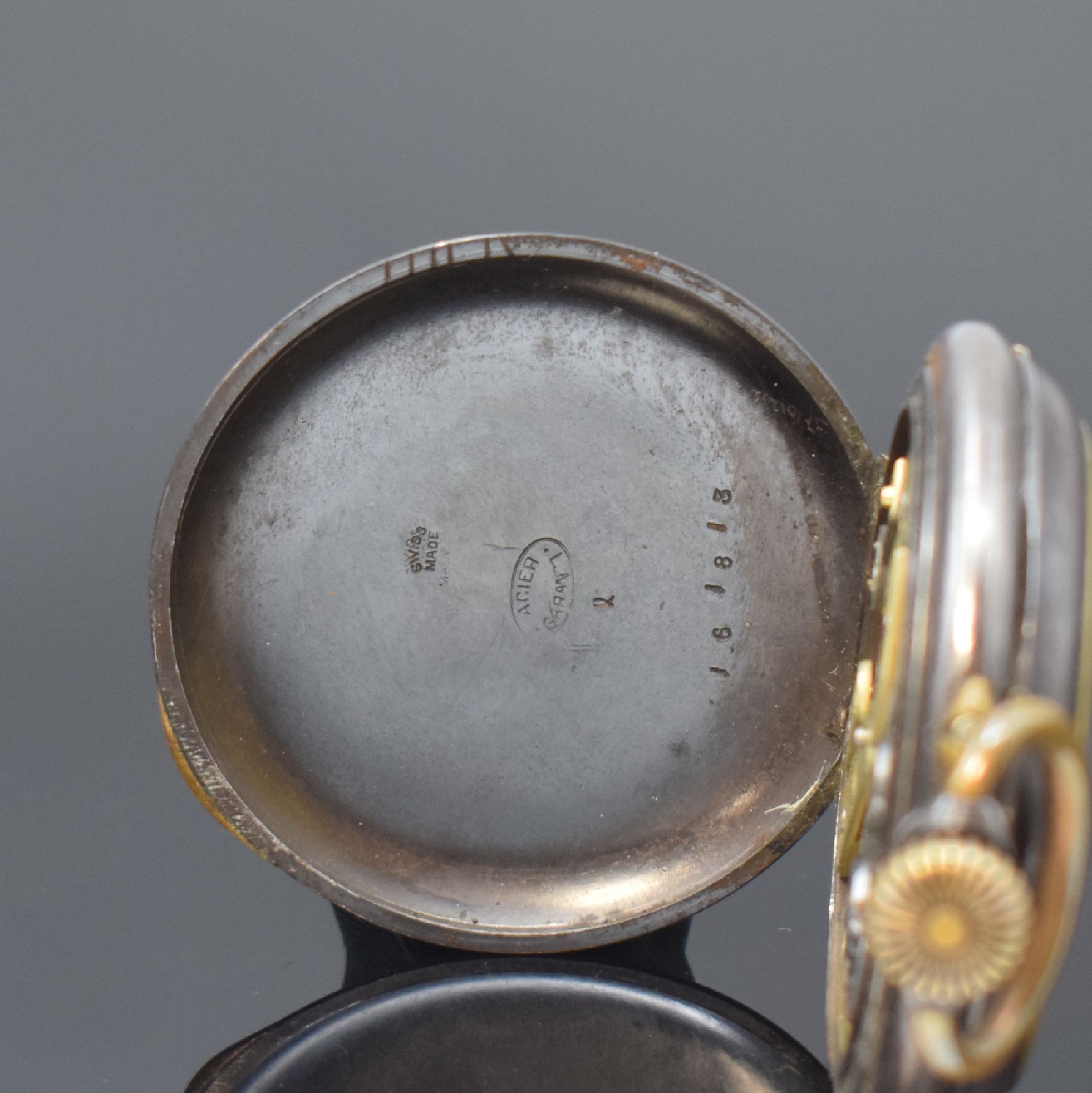 Detail b: Offene Taschenuhr mit Vollkalender und Mondphase, Schweiz um 1890, brüniertes Geh., Glasrand aufgedr., Emailzifferbl. m. arab. Zahlen, gold. Zeiger, ...