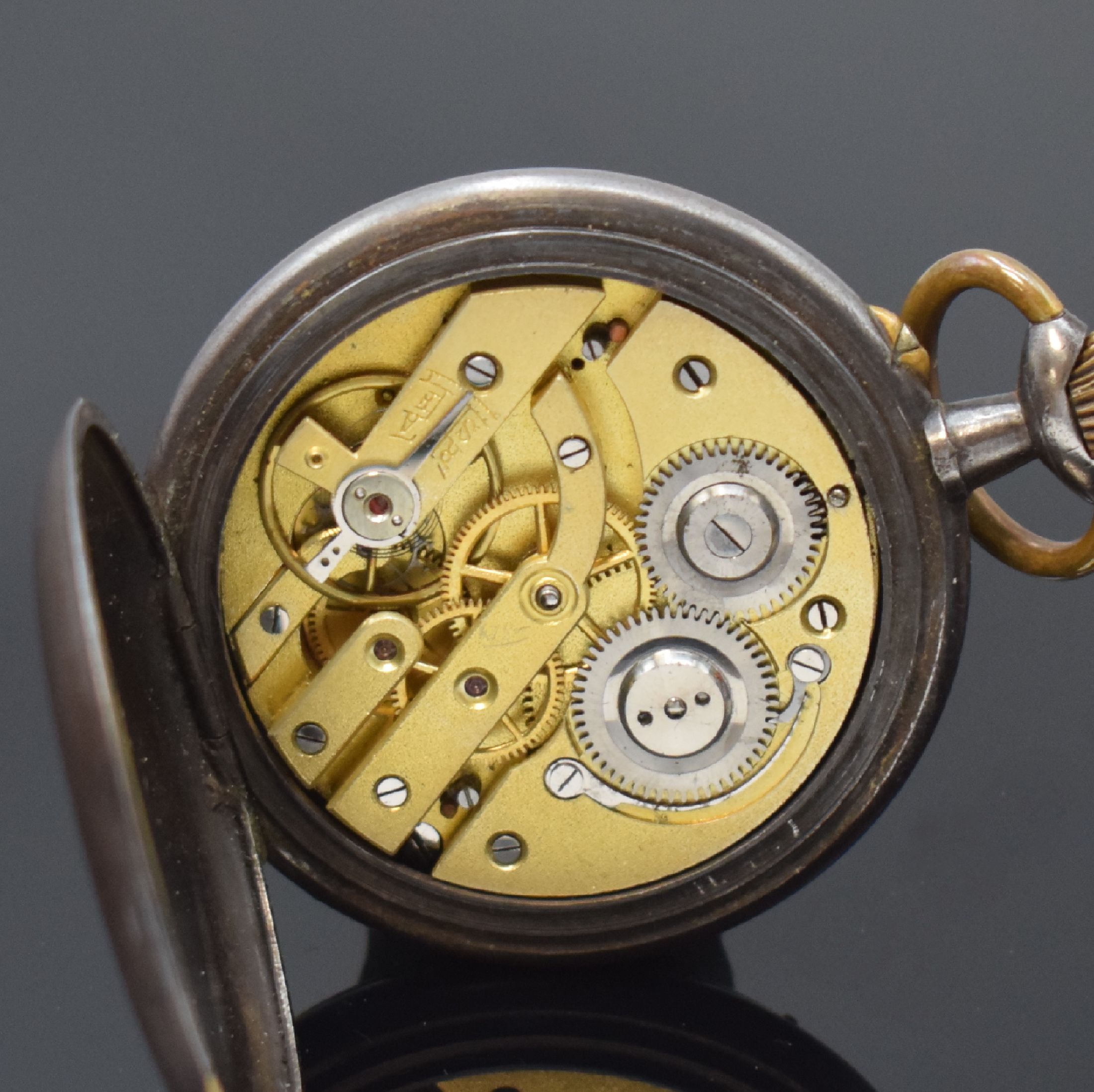 Detail c: Offene Taschenuhr mit Vollkalender und Mondphase, Schweiz um 1890, brüniertes Geh., Glasrand aufgedr., Emailzifferbl. m. arab. Zahlen, gold. Zeiger, ...