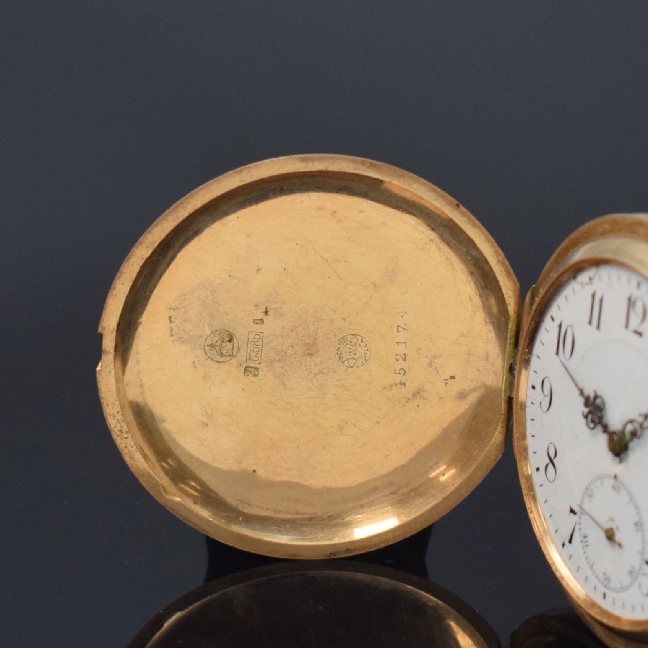 Detail a: IWC Herrensavonette in RG 585/000, Schweiz um 1908, guill. Geh. dell., Sprungdeckel m. Monogrammspiegel, Metallcuvette, Emailzifferbl. riss./besch., ...