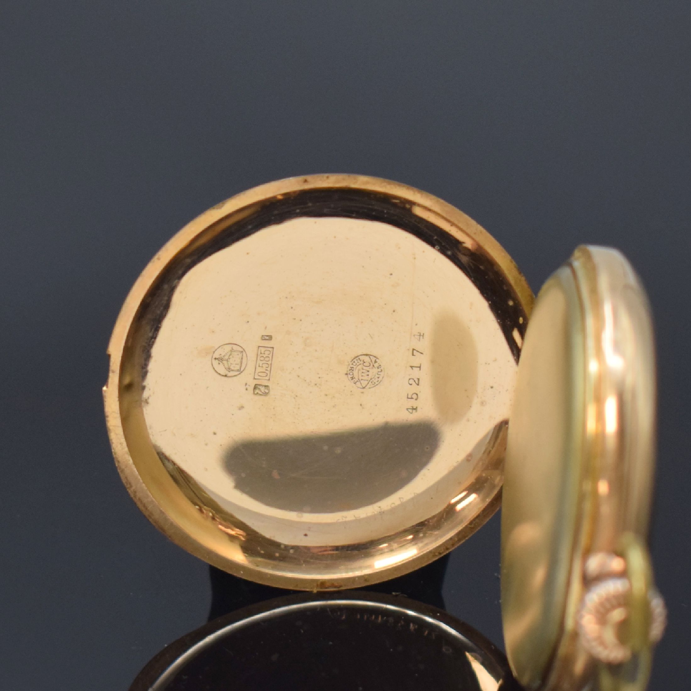 Detail c: IWC Herrensavonette in RG 585/000, Schweiz um 1908, guill. Geh. dell., Sprungdeckel m. Monogrammspiegel, Metallcuvette, Emailzifferbl. riss./besch., ...