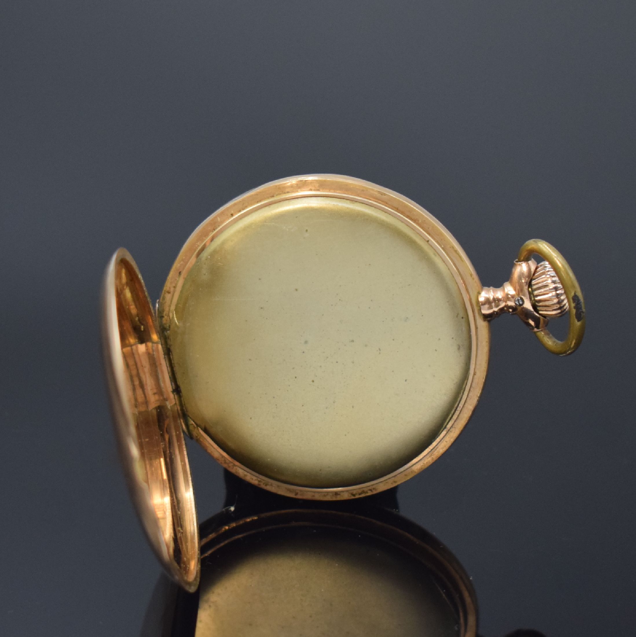Detail d: IWC Herrensavonette in RG 585/000, Schweiz um 1908, guill. Geh. dell., Sprungdeckel m. Monogrammspiegel, Metallcuvette, Emailzifferbl. riss./besch., ...