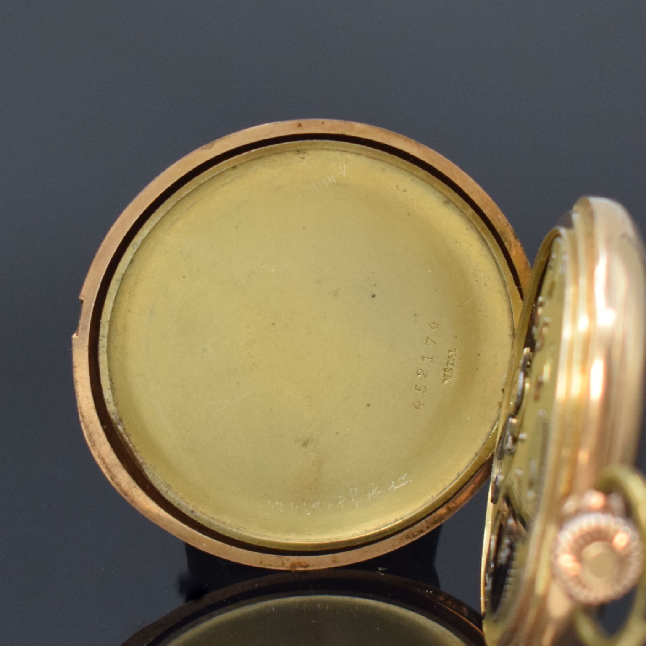 Detail e: IWC Herrensavonette in RG 585/000, Schweiz um 1908, guill. Geh. dell., Sprungdeckel m. Monogrammspiegel, Metallcuvette, Emailzifferbl. riss./besch., ...
