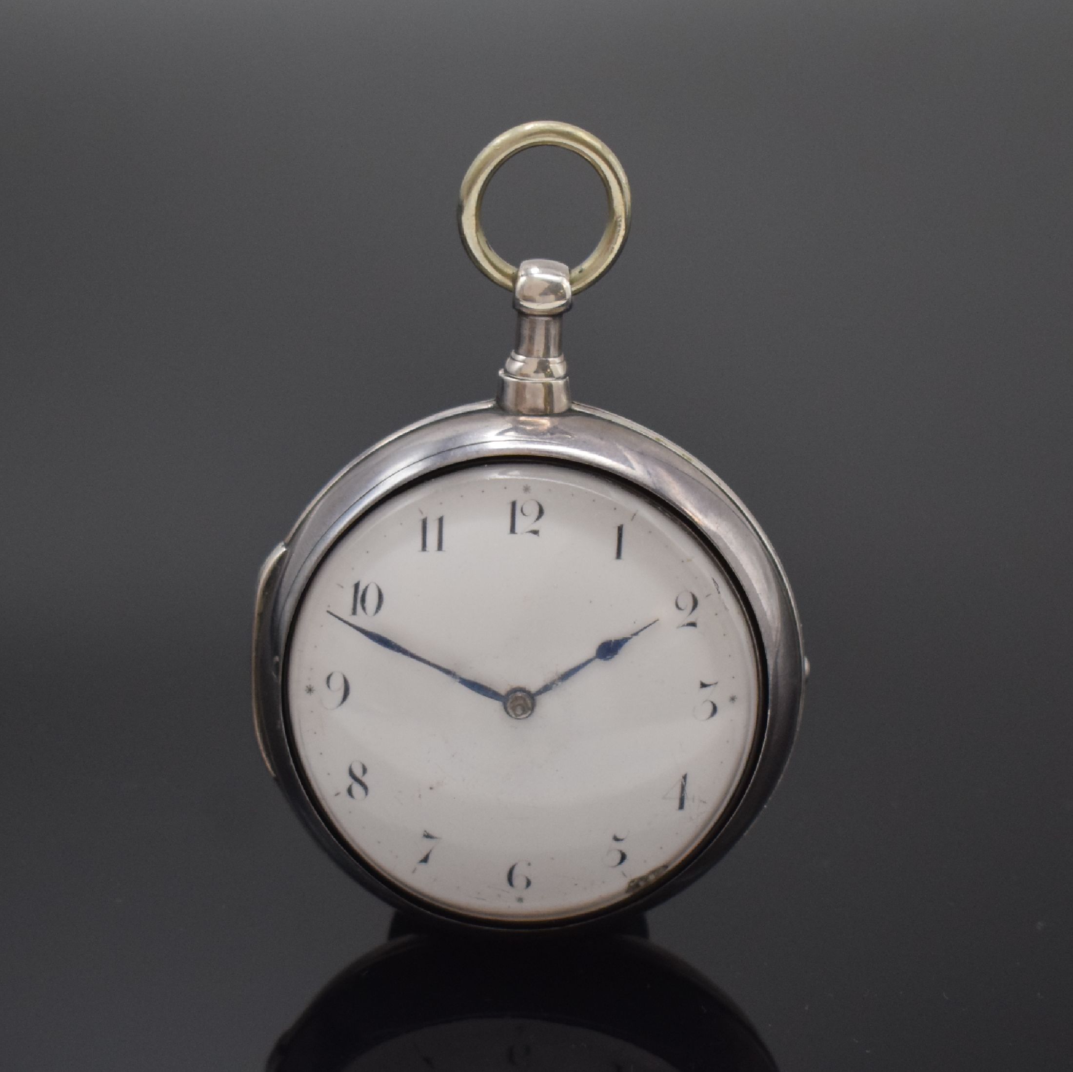 THO. OLLIVE Spindeltaschenuhr in Silber, England um 1790, doppeltes Geh., Emailzifferbl. m. arab. Zahlen besch., gebl. Zeiger, verg. Werk m. Kette u. ...