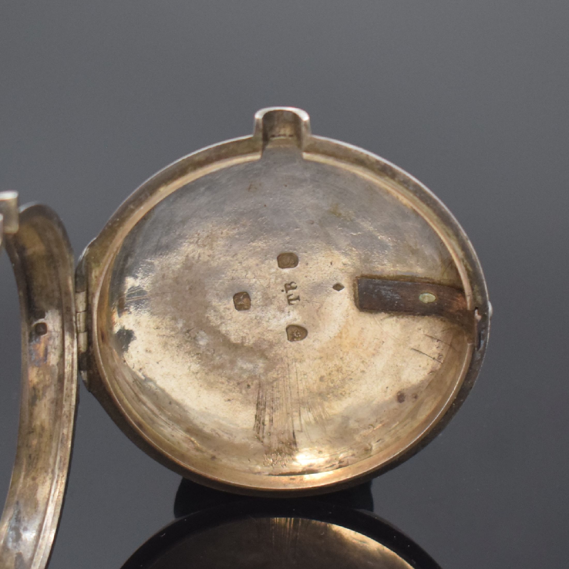 Detail b: THO. OLLIVE Spindeltaschenuhr in Silber, England um 1790, doppeltes Geh., Emailzifferbl. m. arab. Zahlen besch., gebl. Zeiger, verg. Werk m. Kette u. ...