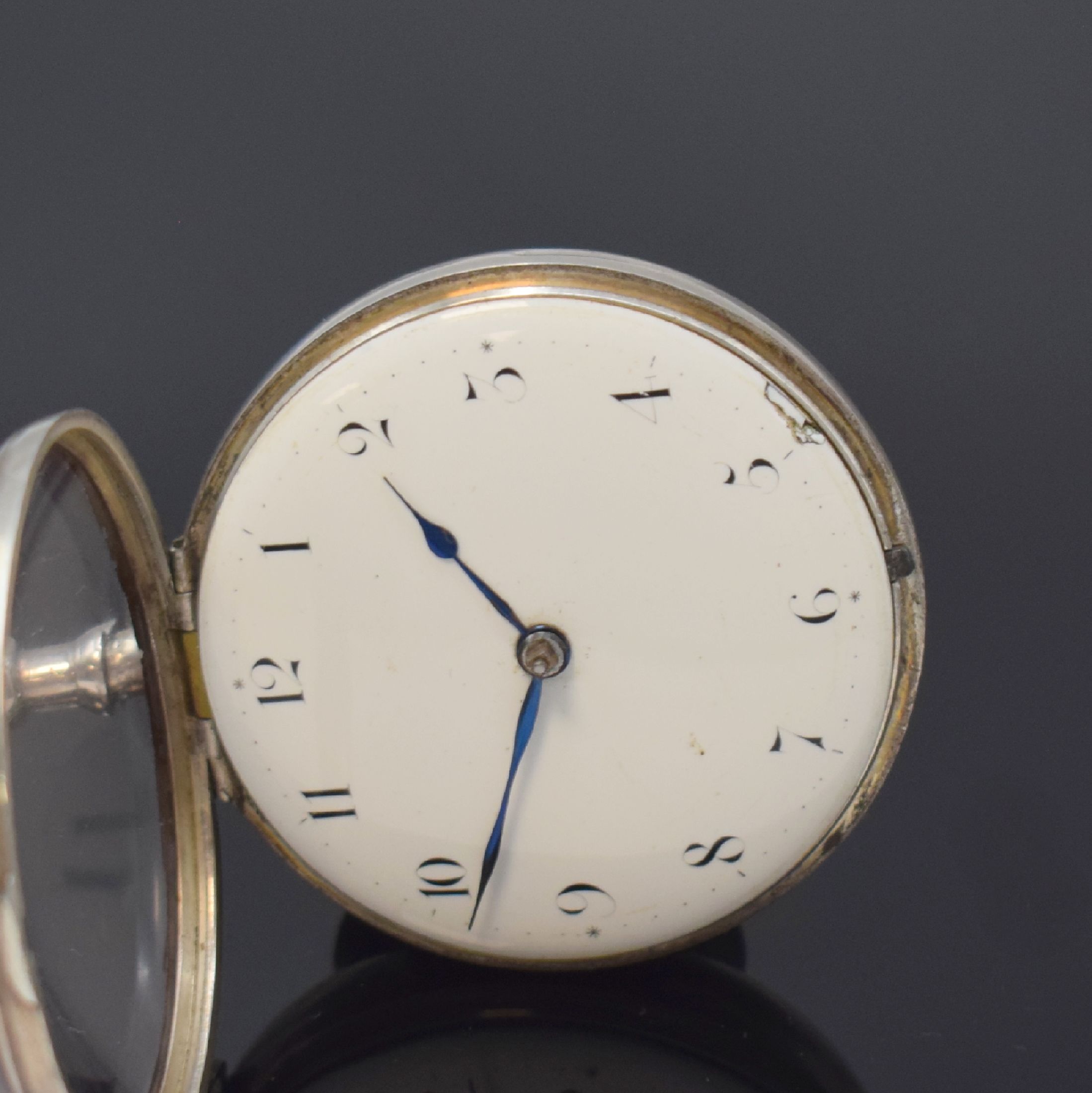Detail d: THO. OLLIVE Spindeltaschenuhr in Silber, England um 1790, doppeltes Geh., Emailzifferbl. m. arab. Zahlen besch., gebl. Zeiger, verg. Werk m. Kette u. ...