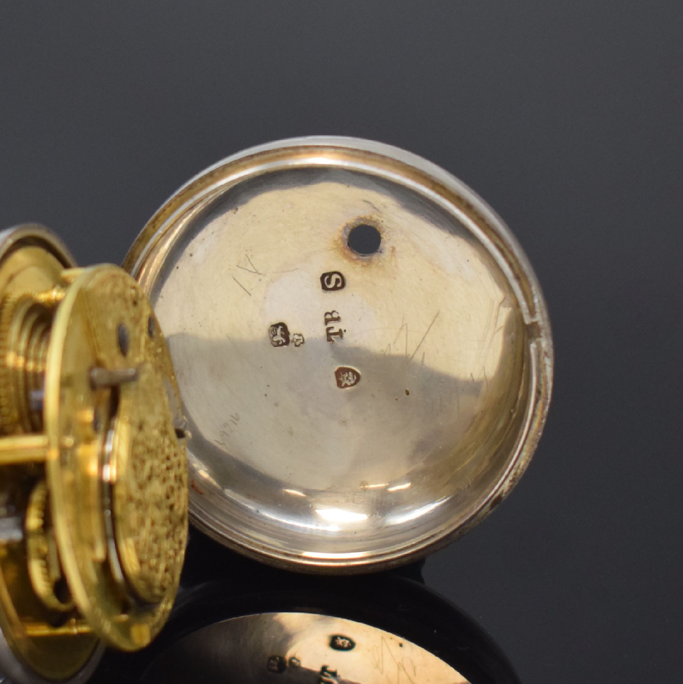 Detail e: THO. OLLIVE Spindeltaschenuhr in Silber, England um 1790, doppeltes Geh., Emailzifferbl. m. arab. Zahlen besch., gebl. Zeiger, verg. Werk m. Kette u. ...