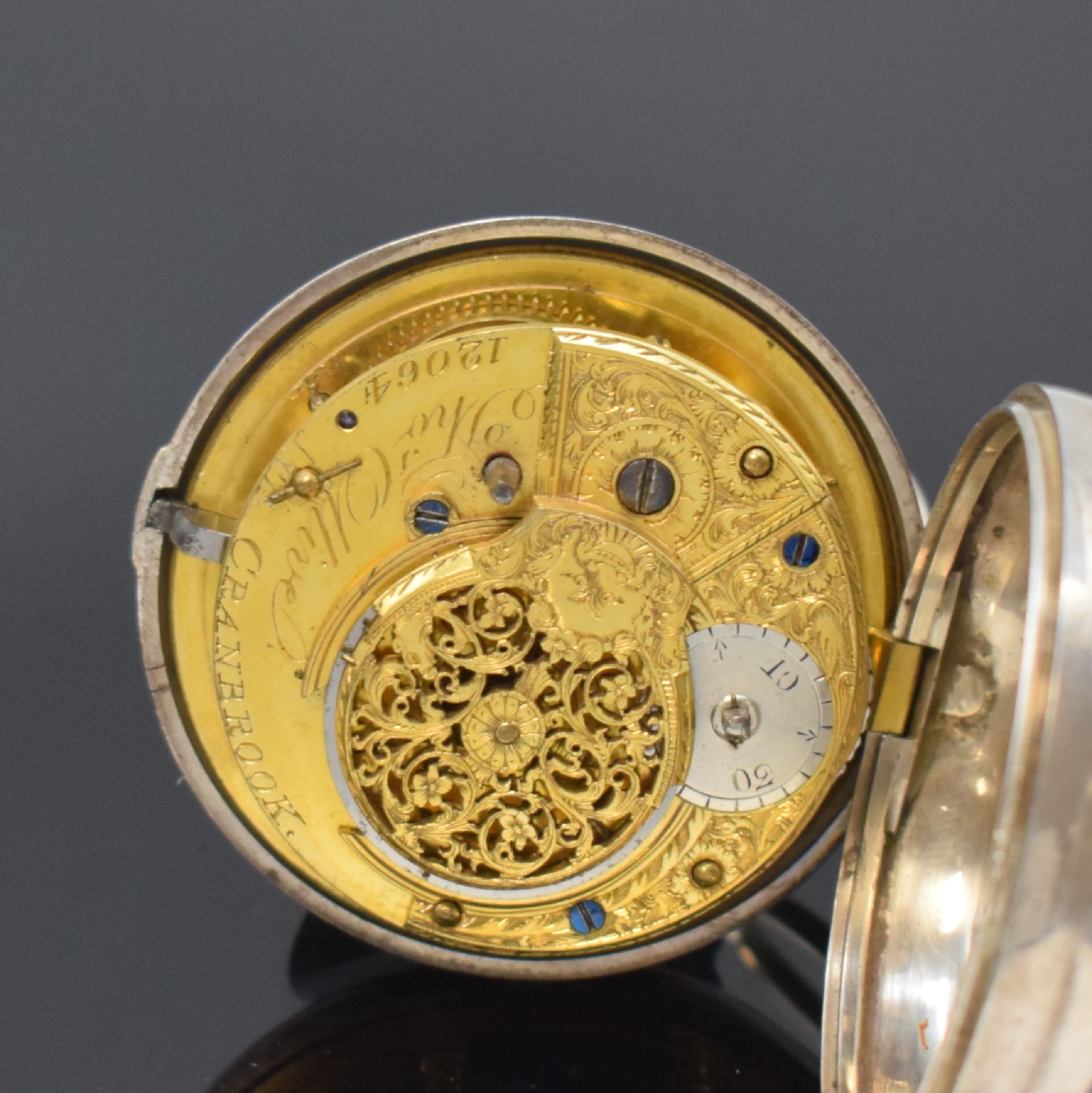 Detail f: THO. OLLIVE Spindeltaschenuhr in Silber, England um 1790, doppeltes Geh., Emailzifferbl. m. arab. Zahlen besch., gebl. Zeiger, verg. Werk m. Kette u. ...